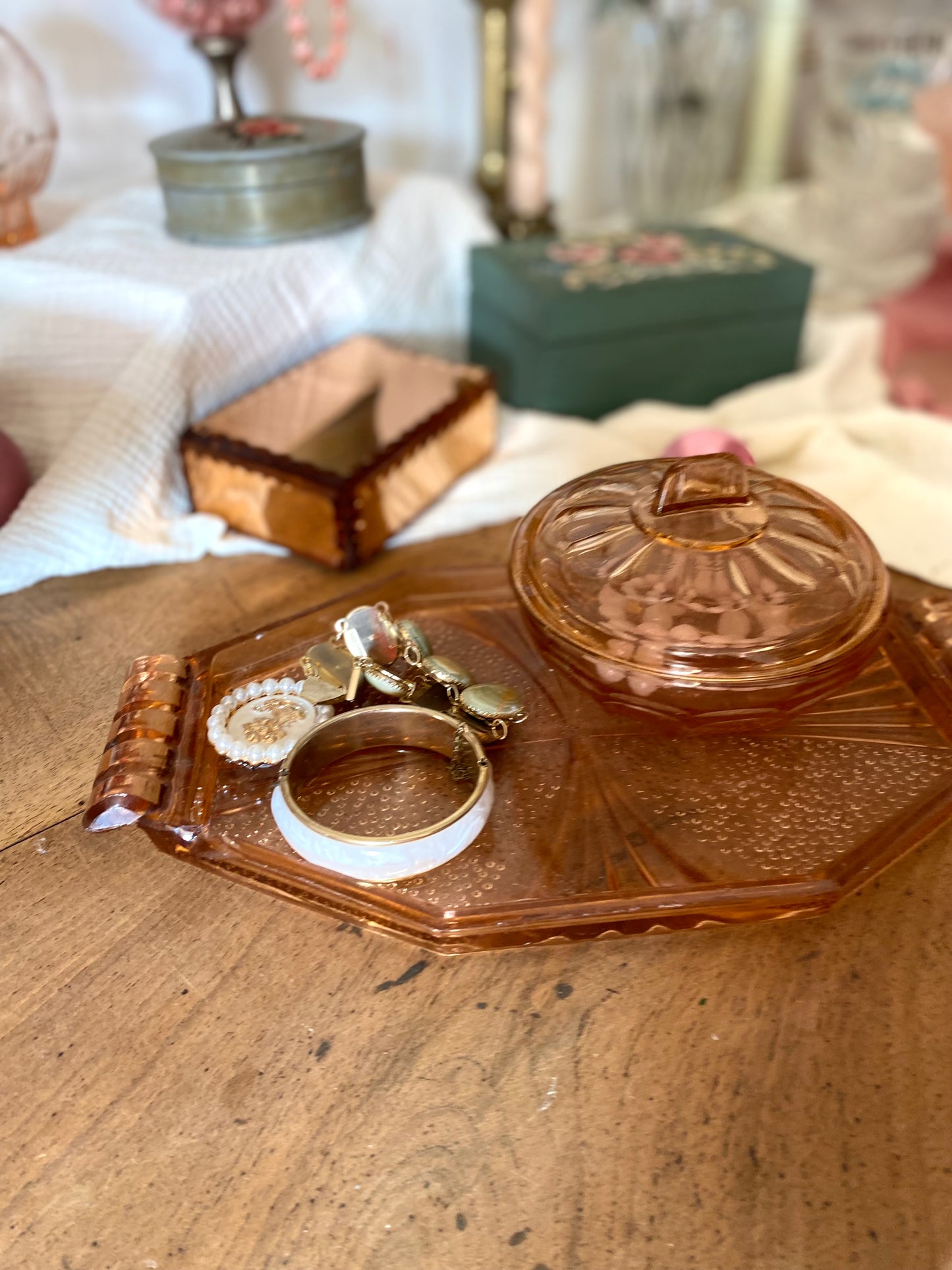 Boîte à poudre en rosaline sur son plateau
