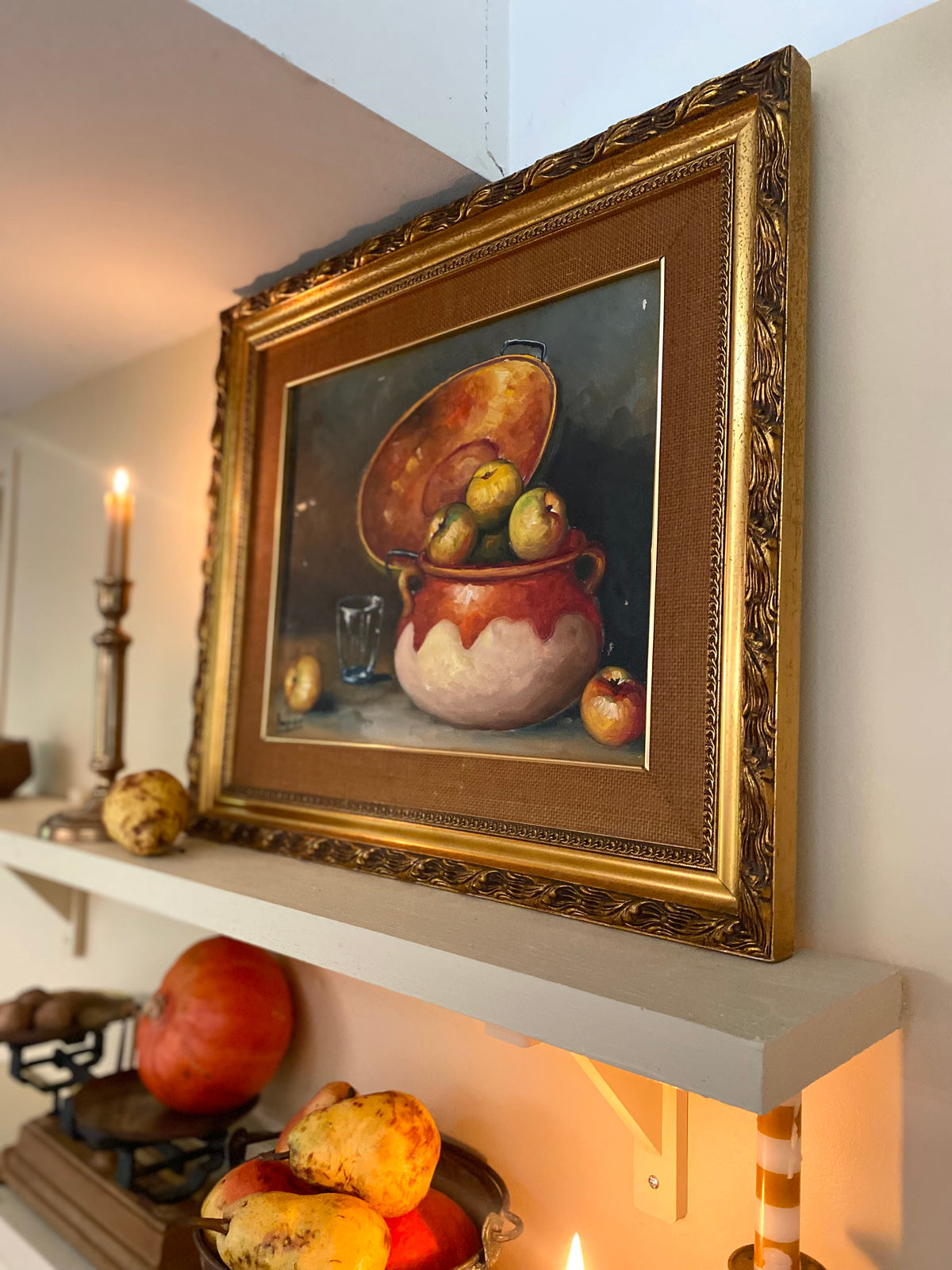 Nature morte aux pommes et chaudron de cuivre, huile sur toile milieu du XXe siècle.