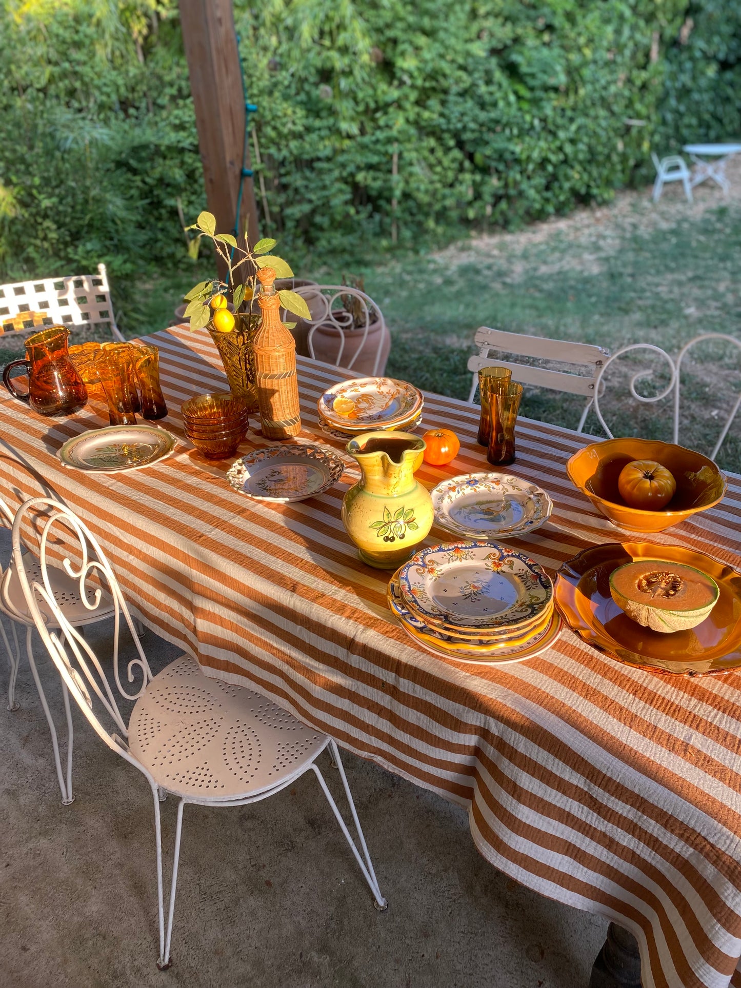 Pichet ancien en faïence jaune, décor peint main