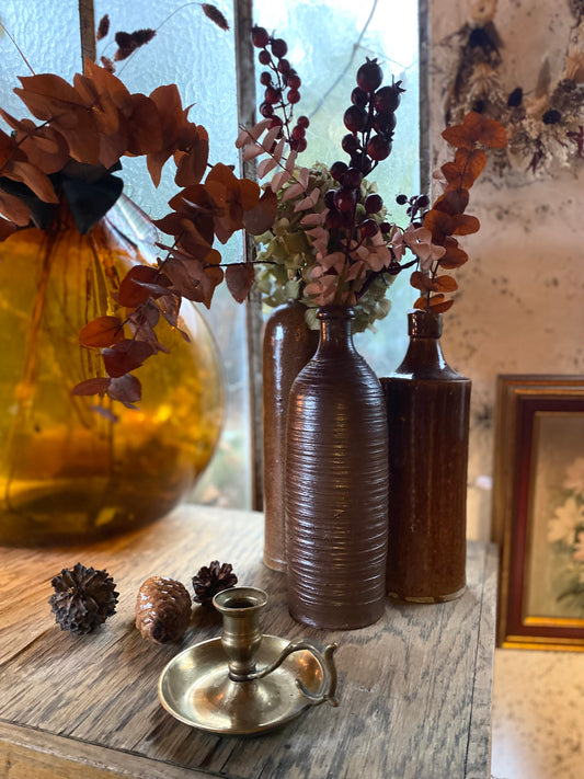 Bouteille en grès brun détournée en vase