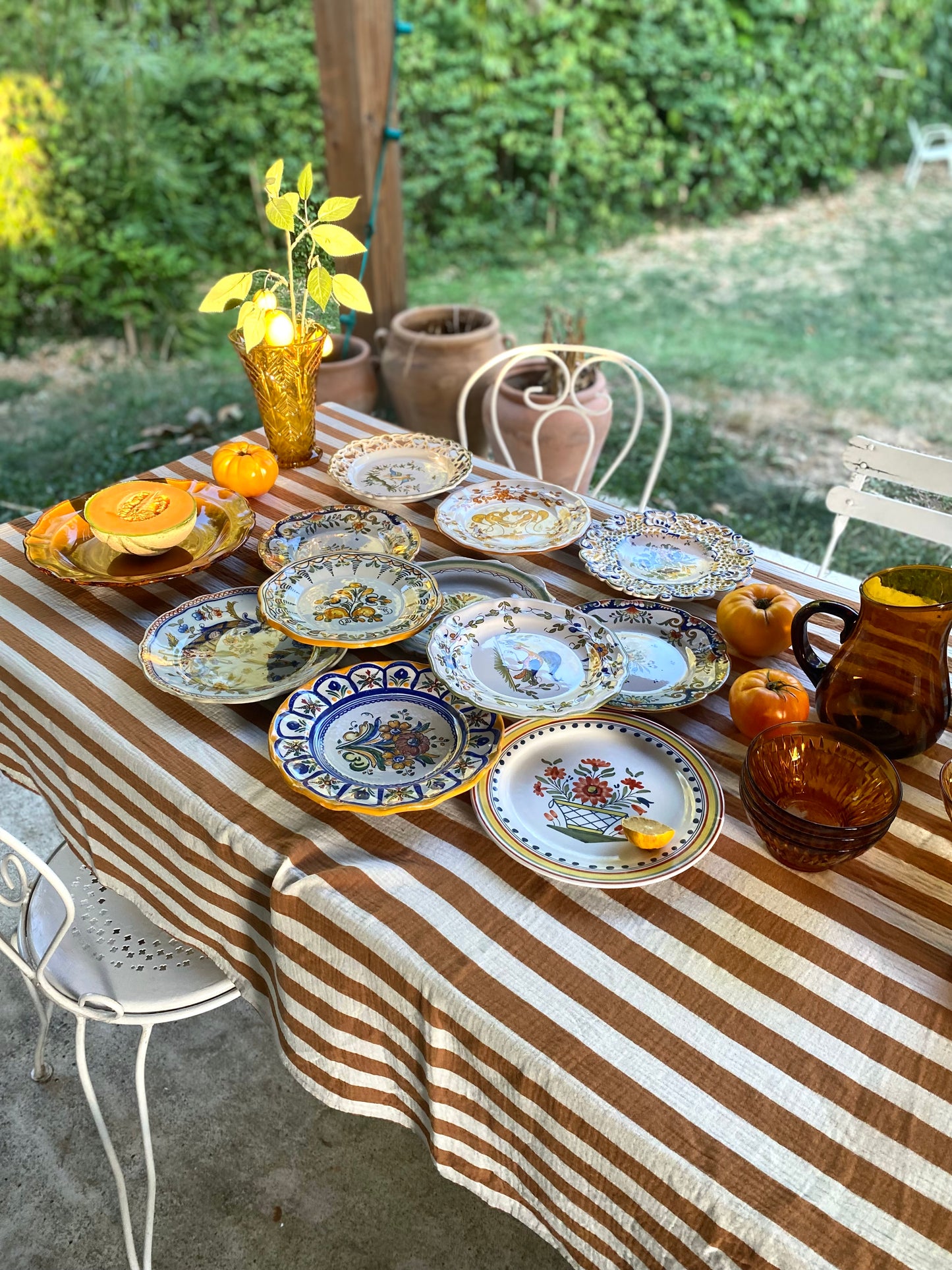 Service dépareillé de 11 assiettes en faïence peinte à la main