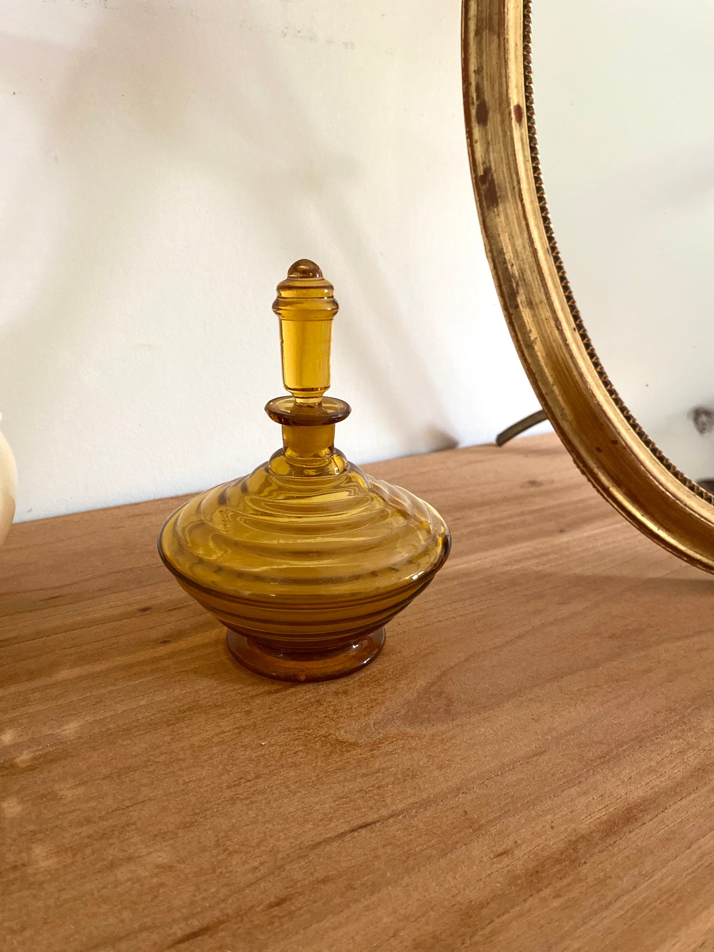 Flacon à parfum en verre ambré ancien