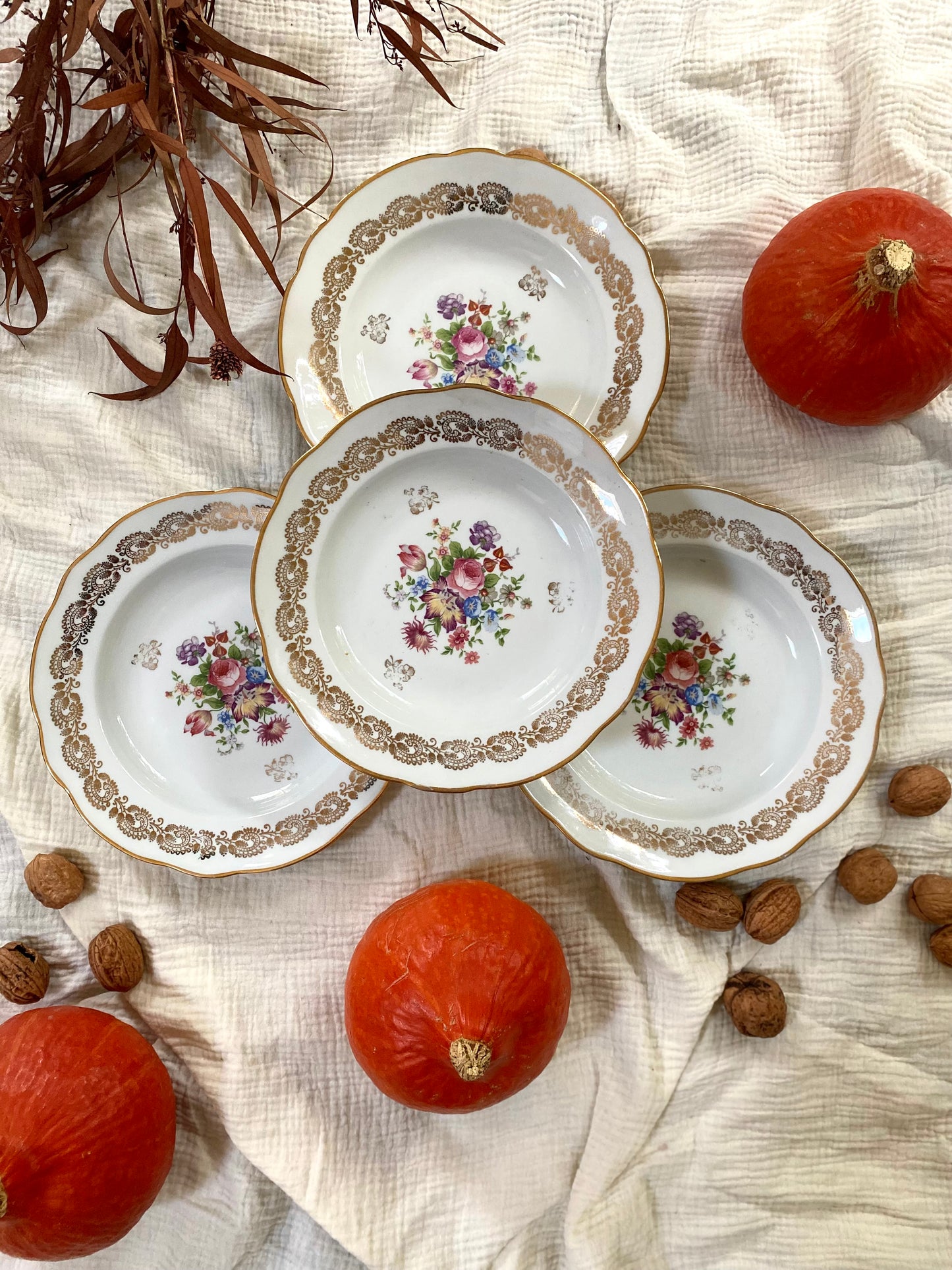 Assiettes creuses en faïence ancienne