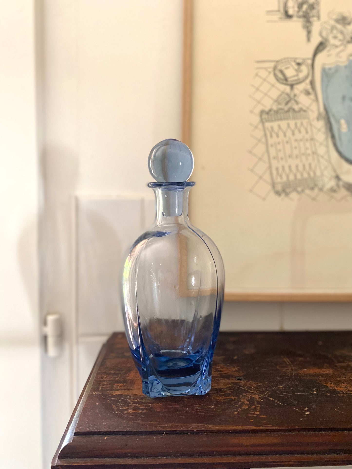 Carafe à liqueur en verre bleu soufflé — bouchon boule
