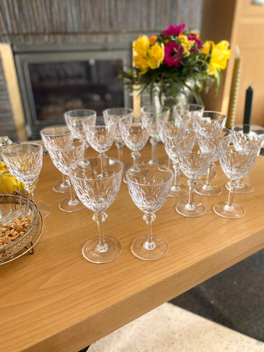 Services de 18 verres en cristal ancien ciselé