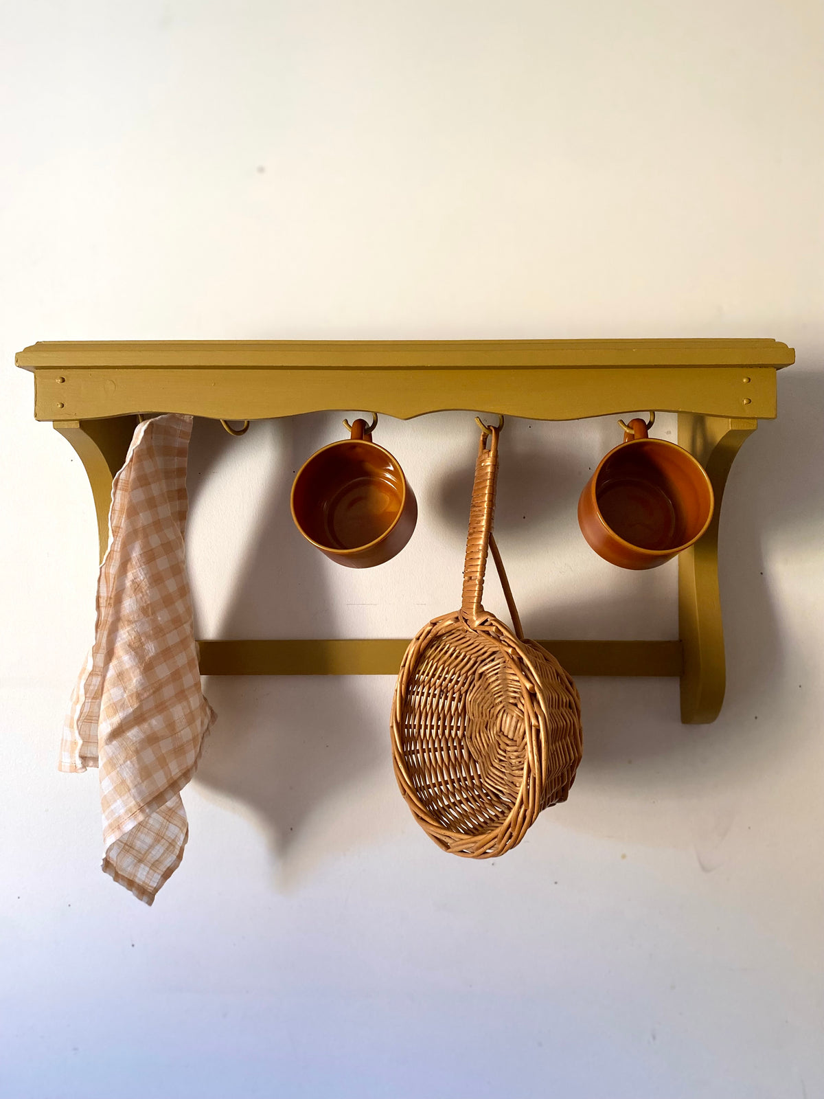 Étagère murale rustique, bois peint ocre moutarde