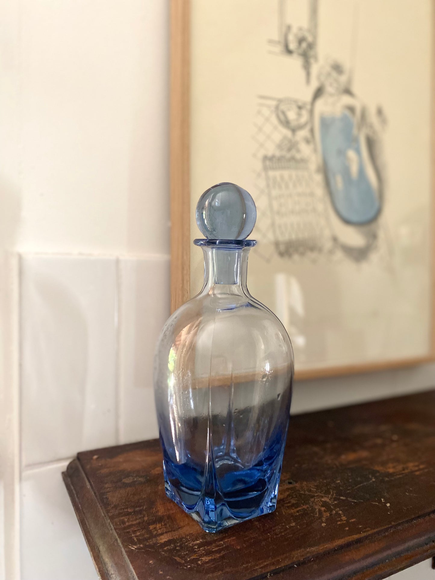 Carafe à liqueur en verre bleu soufflé — bouchon boule