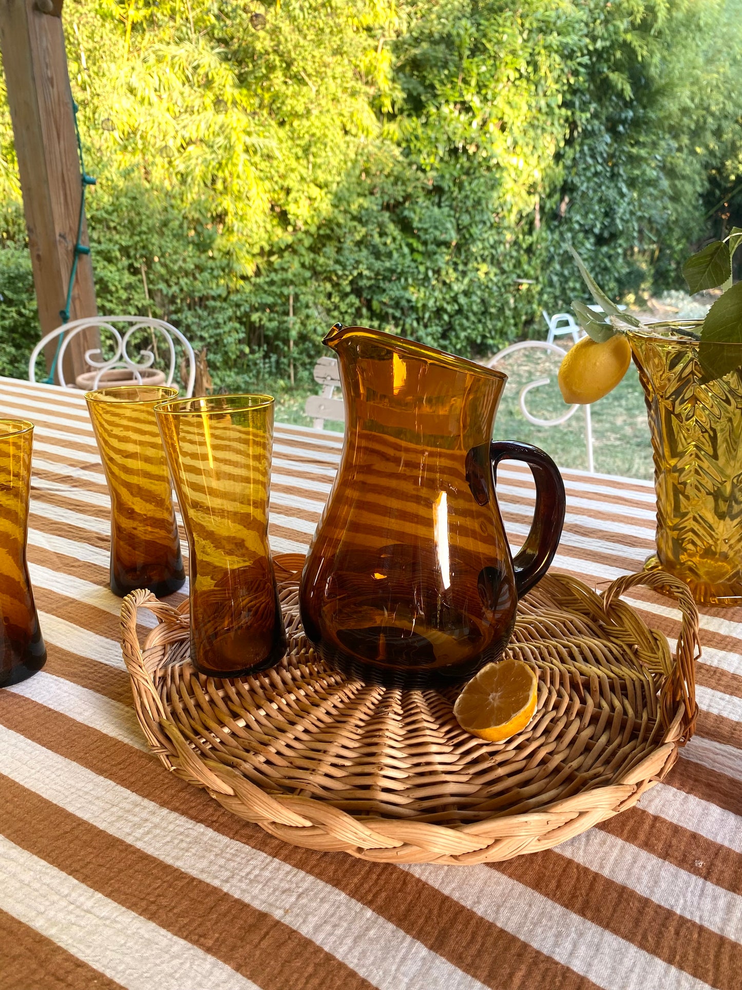 Service à orangeade vintage — pichet et 5 verres en verre soufflé ambré