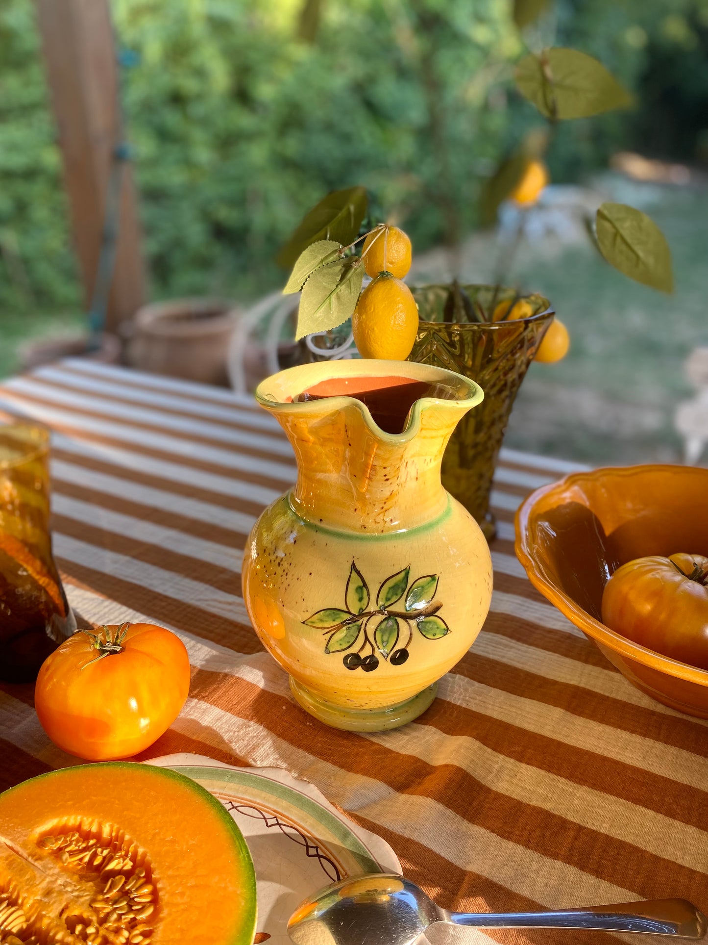 Pichet ancien en faïence jaune, décor peint main