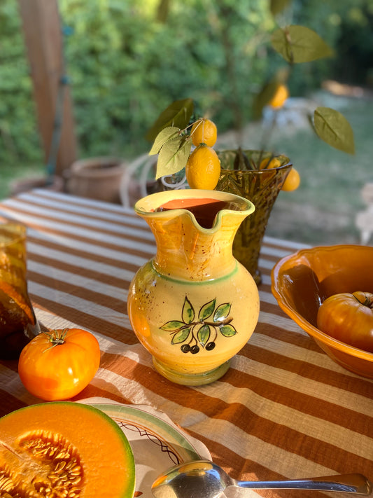Pichet ancien en faïence jaune, décor peint main