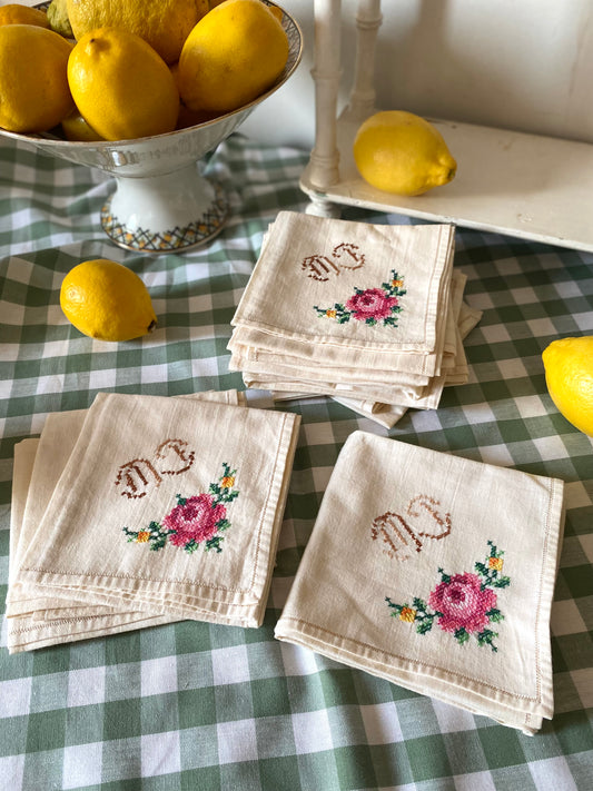 Douze serviettes anciennes brodées, monogramme fleuri