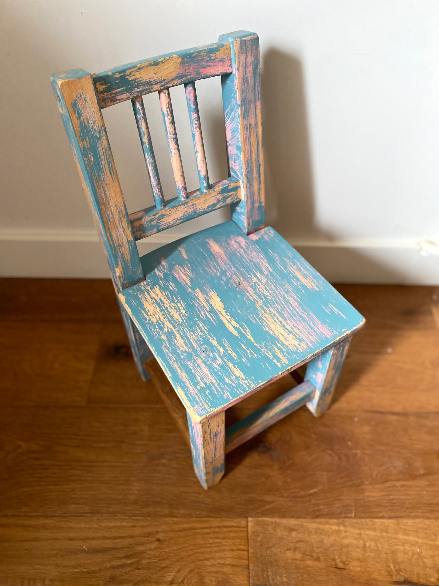 Chaise pour enfant en bois ancien