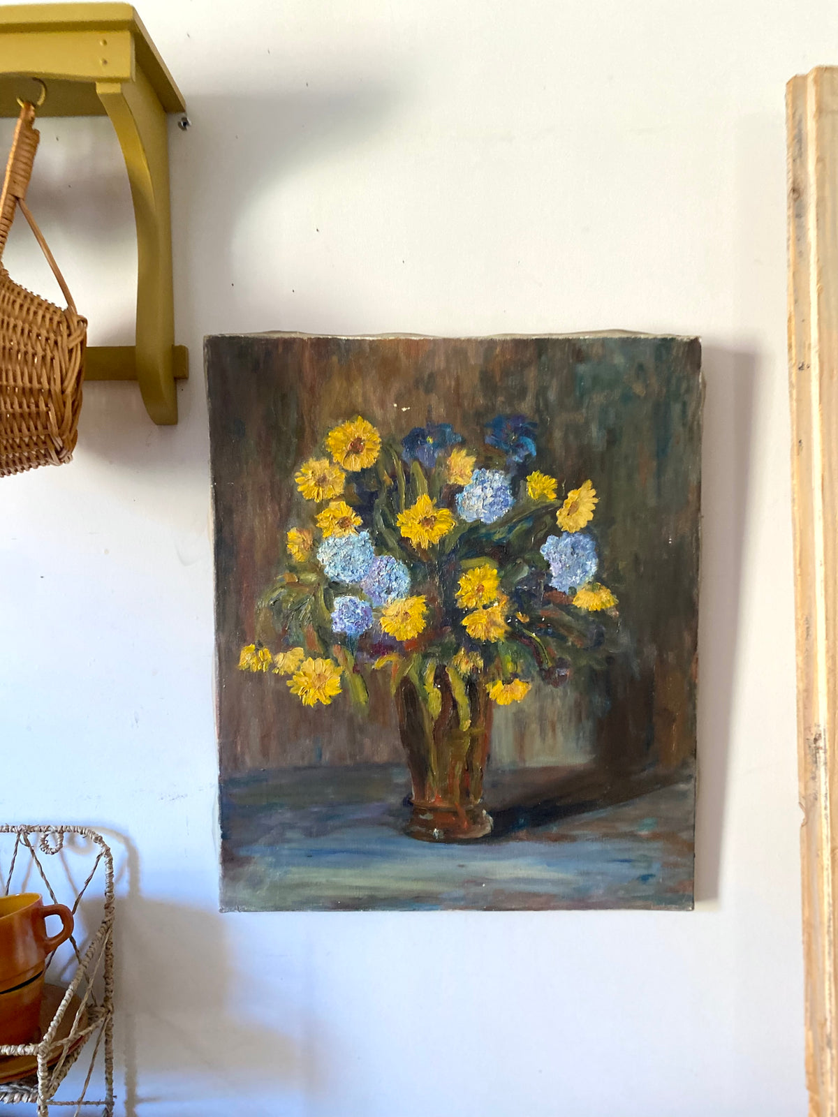 Huile sur toile, bouquet de fleurs jaunes et bleues, milieu XXe