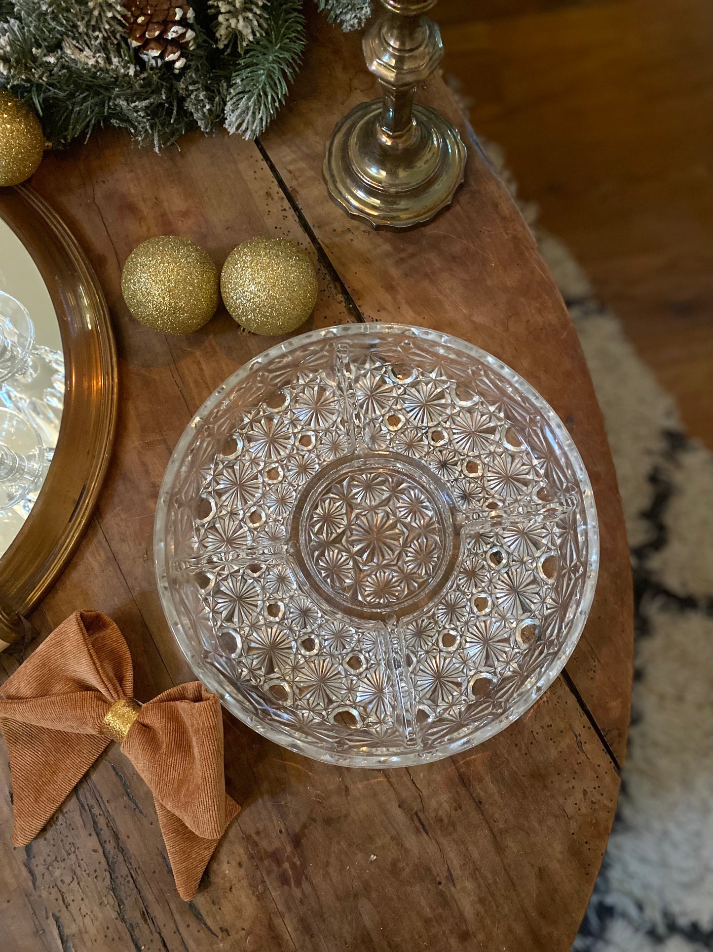 Plat à compartiment en verre moulé ancien