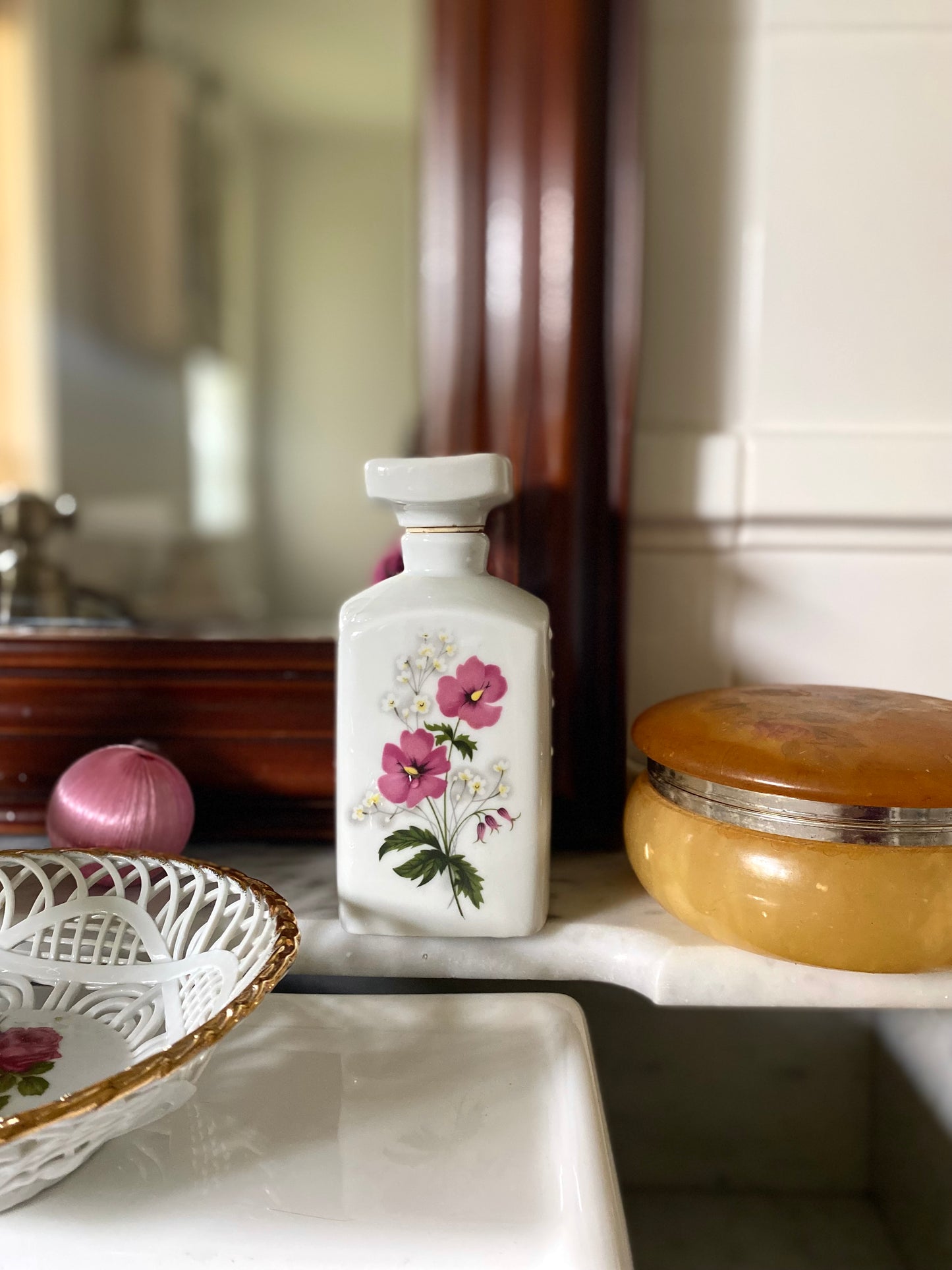 Alice / Flacon en porcelaine ancienne