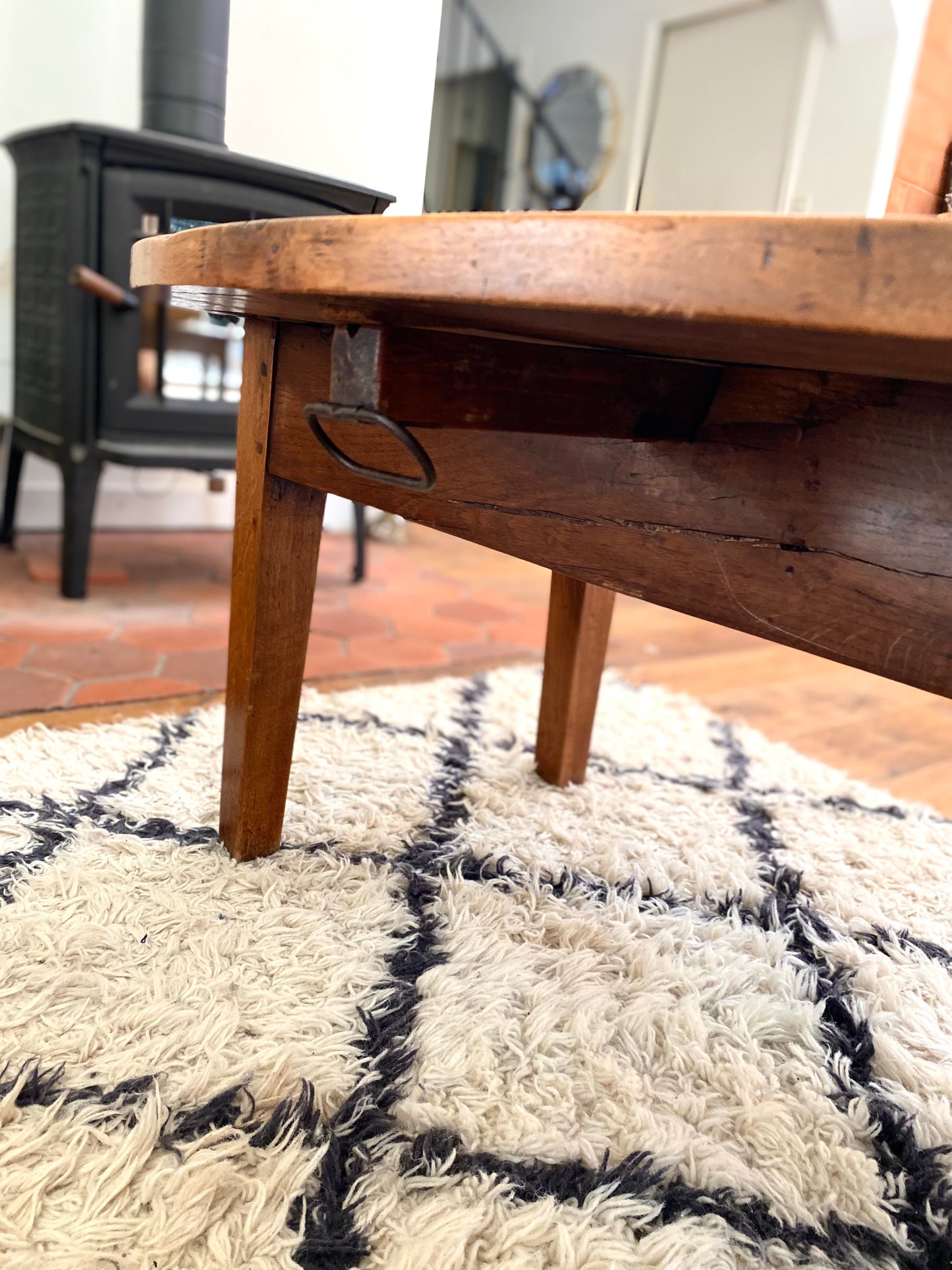 Table basse ancienne en noyer de 1900