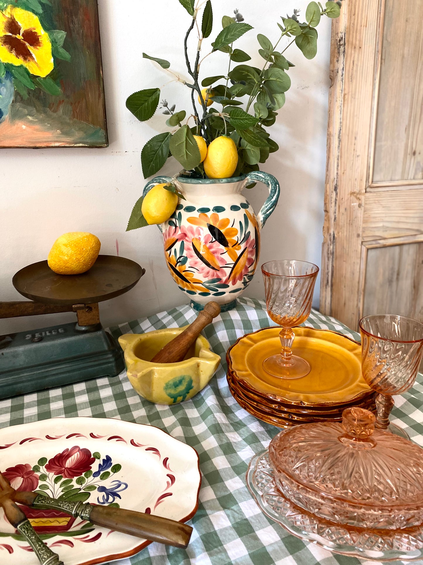 Vase à deux anses en céramique peinte, décor floral