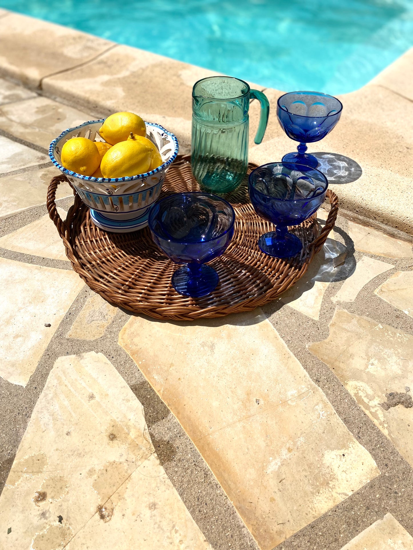 Ensemble vintage verre soufflé — coupes bleues et pichet turquoise