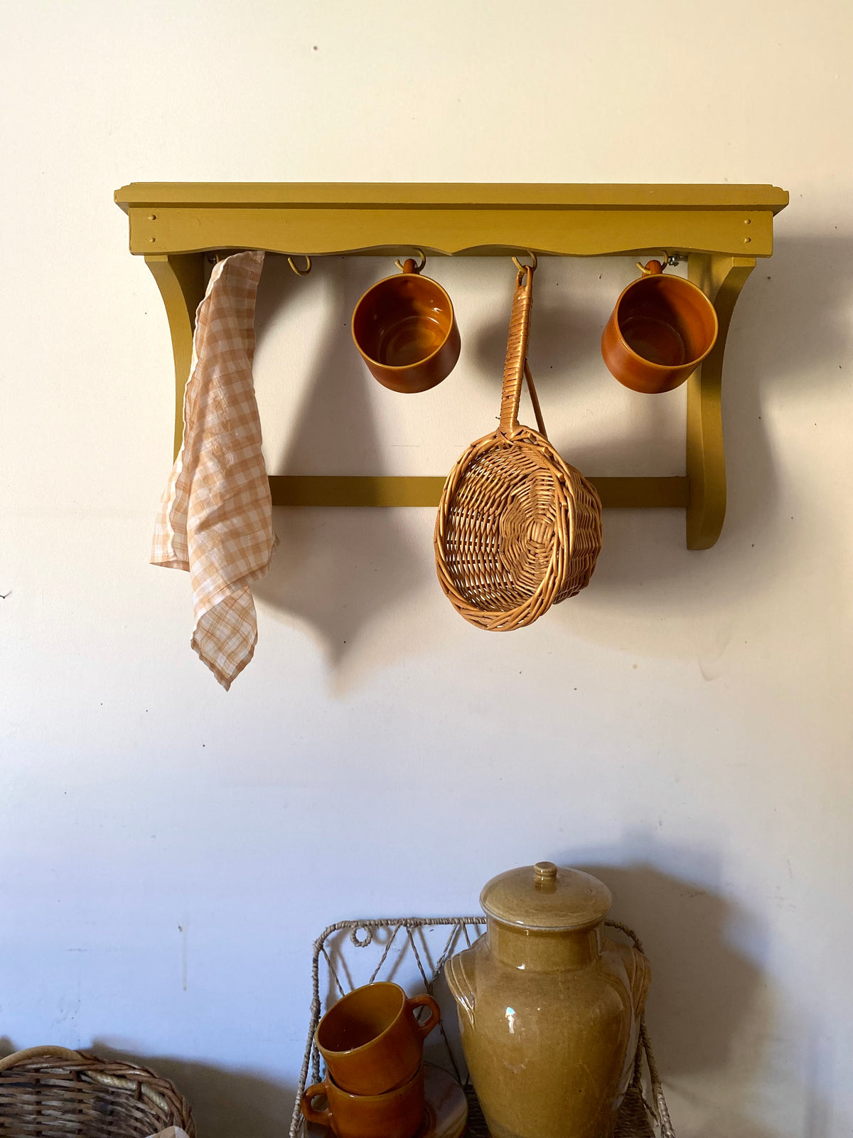 Étagère murale rustique, bois peint ocre moutarde