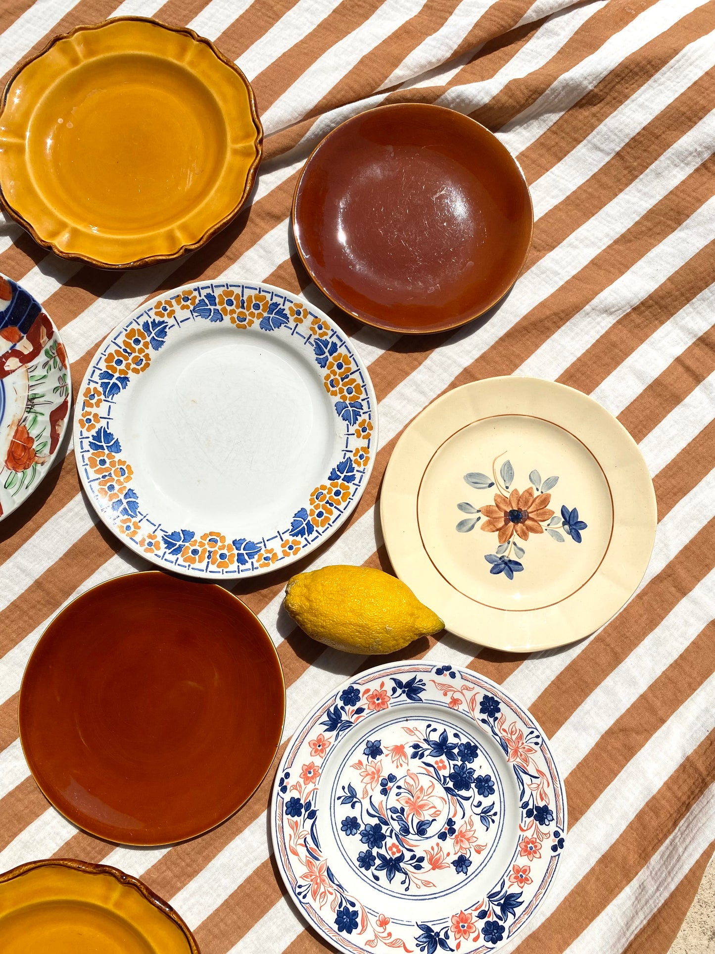 Ensemble de 12 assiettes anciennes dépareillées