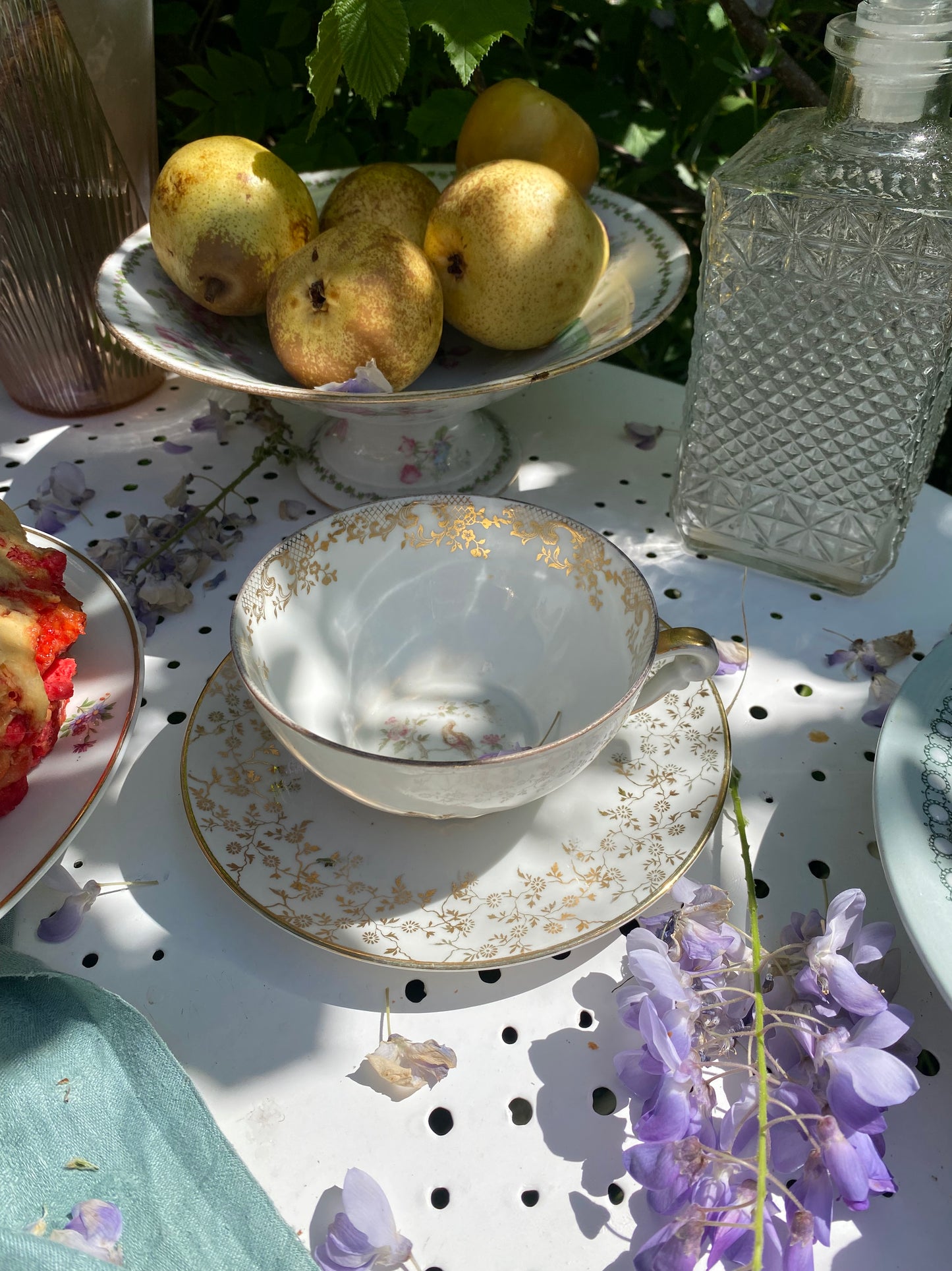 Ravissante Tasse et Soucoupe en Porcelaine de Limoges – Décor Oiseaux et Or