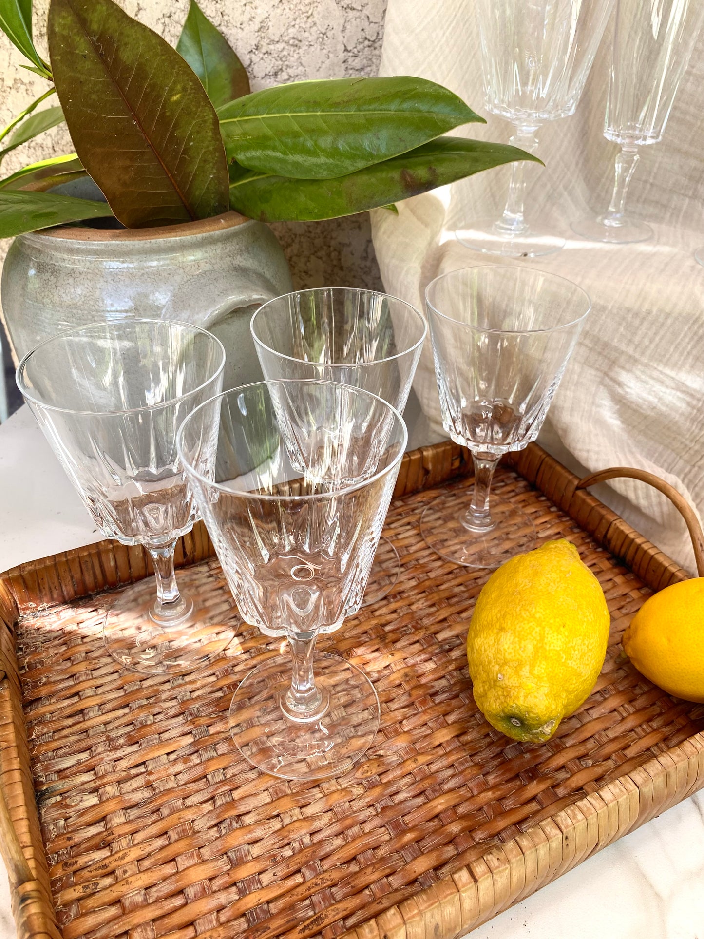 Service de 12 verres en cristal taillé à pans, 6 flûtes et 6 verres, années 60-70