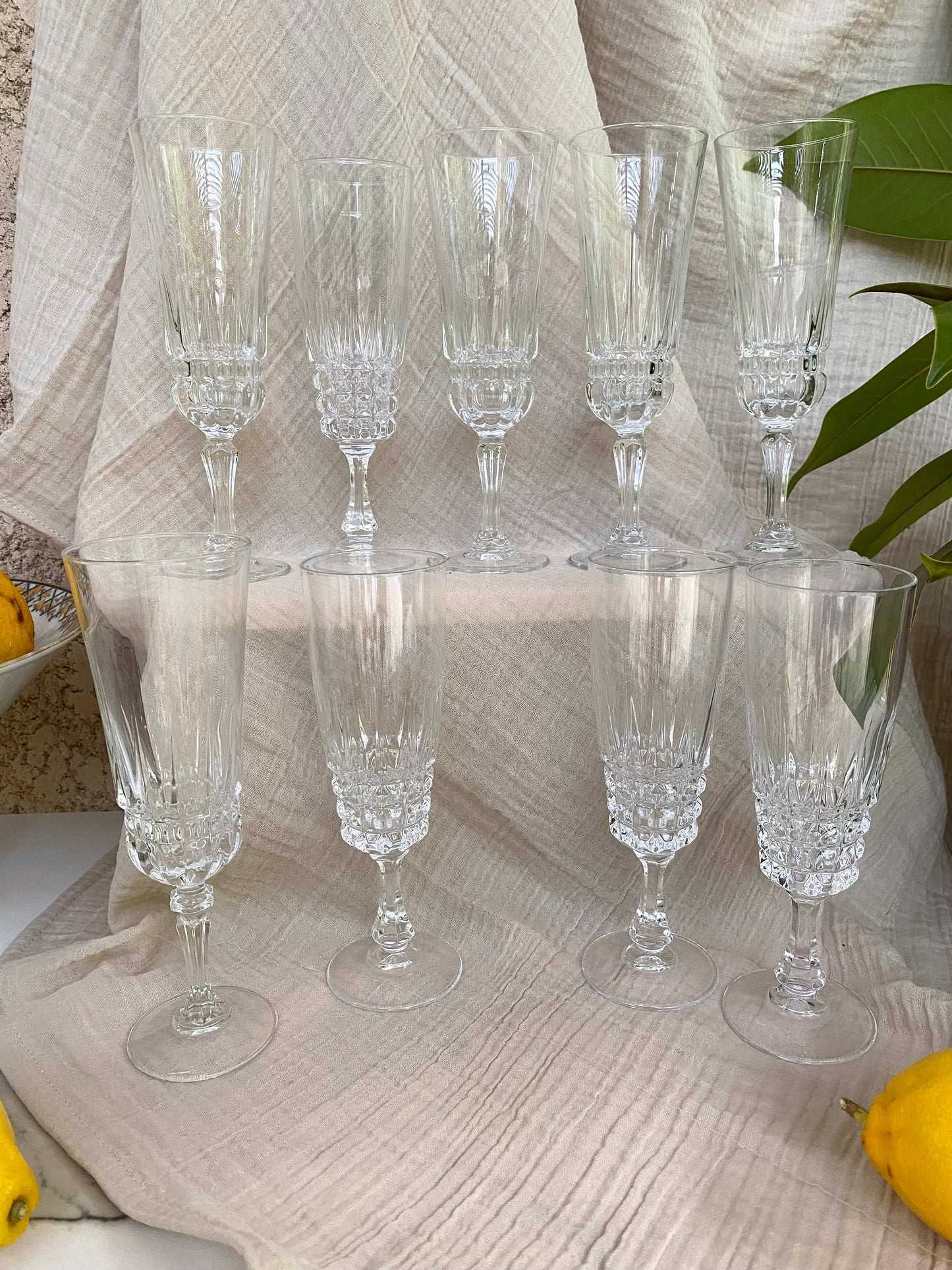 Service de 9 flûtes à champagne dépareillées, verre et cristal taillé