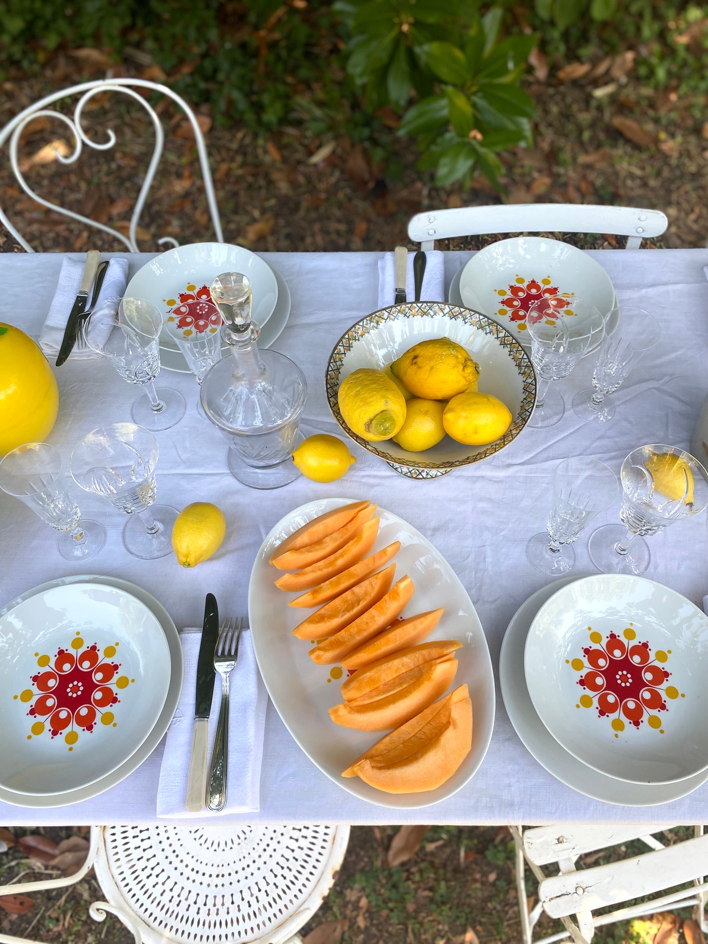 Duo de plats ovales en porcelaine à décor soleil pop — années 70