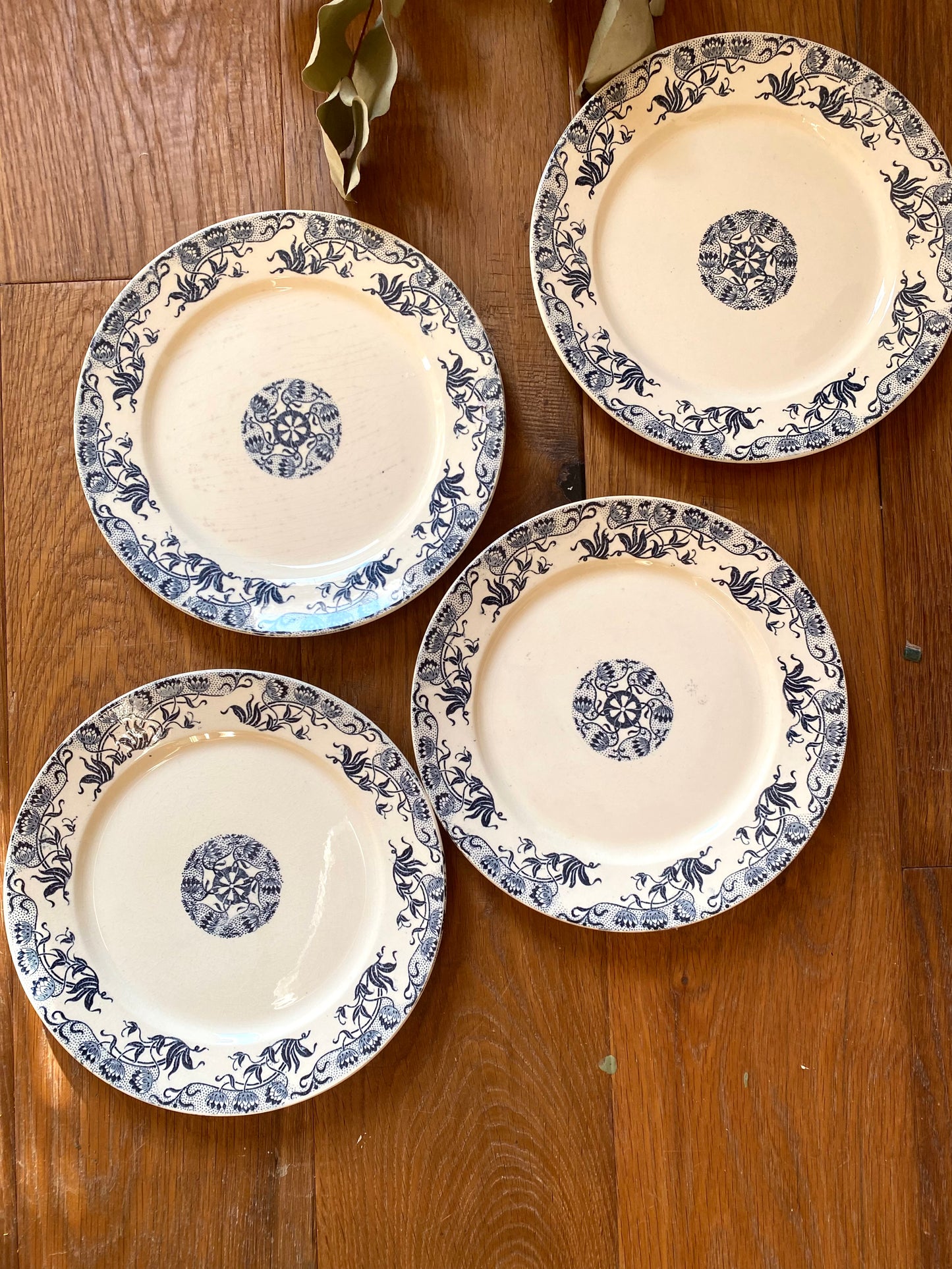 Assiettes à dessert anciennes