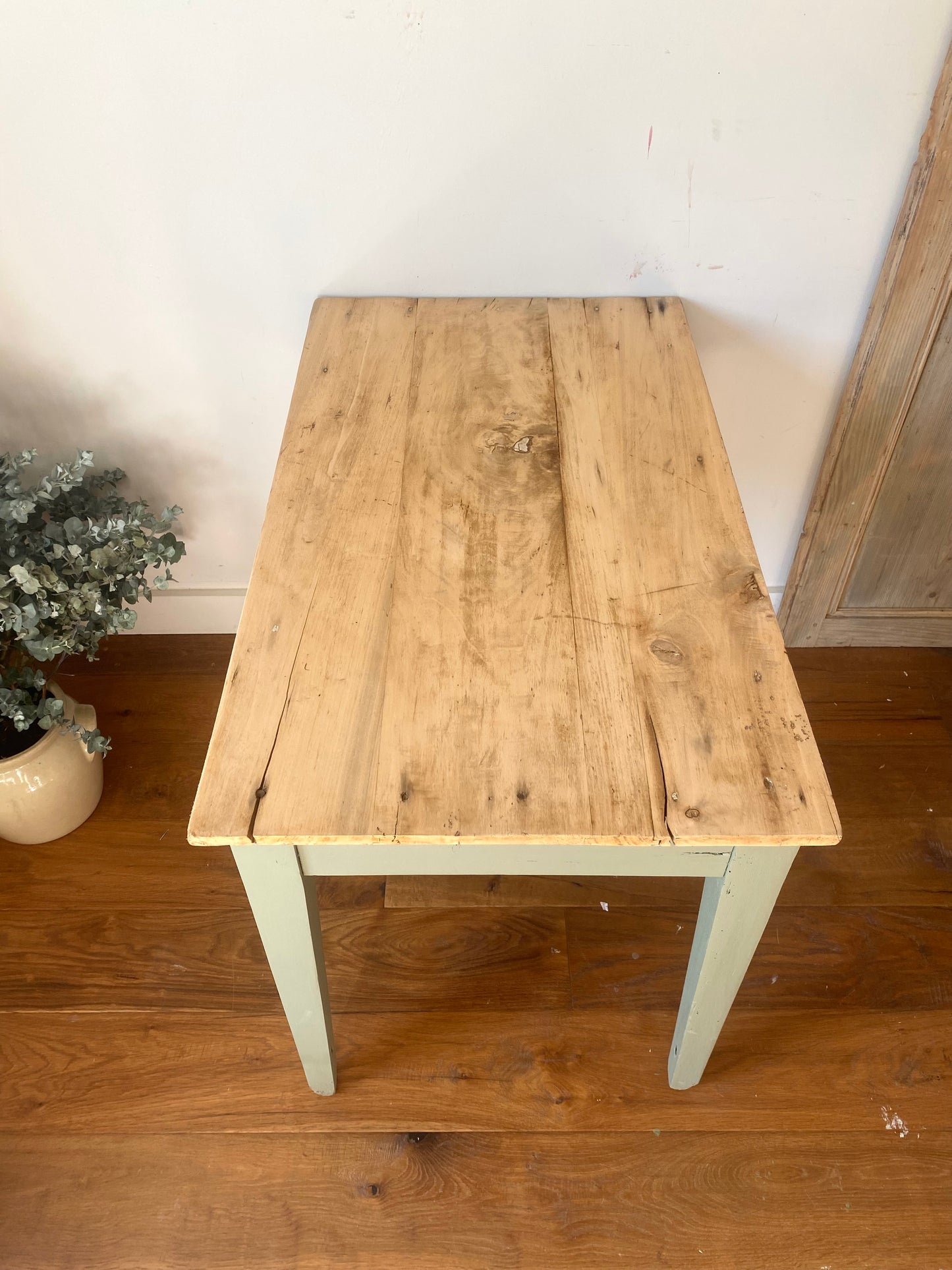 Bureau d’écolier en bois ancien rénové