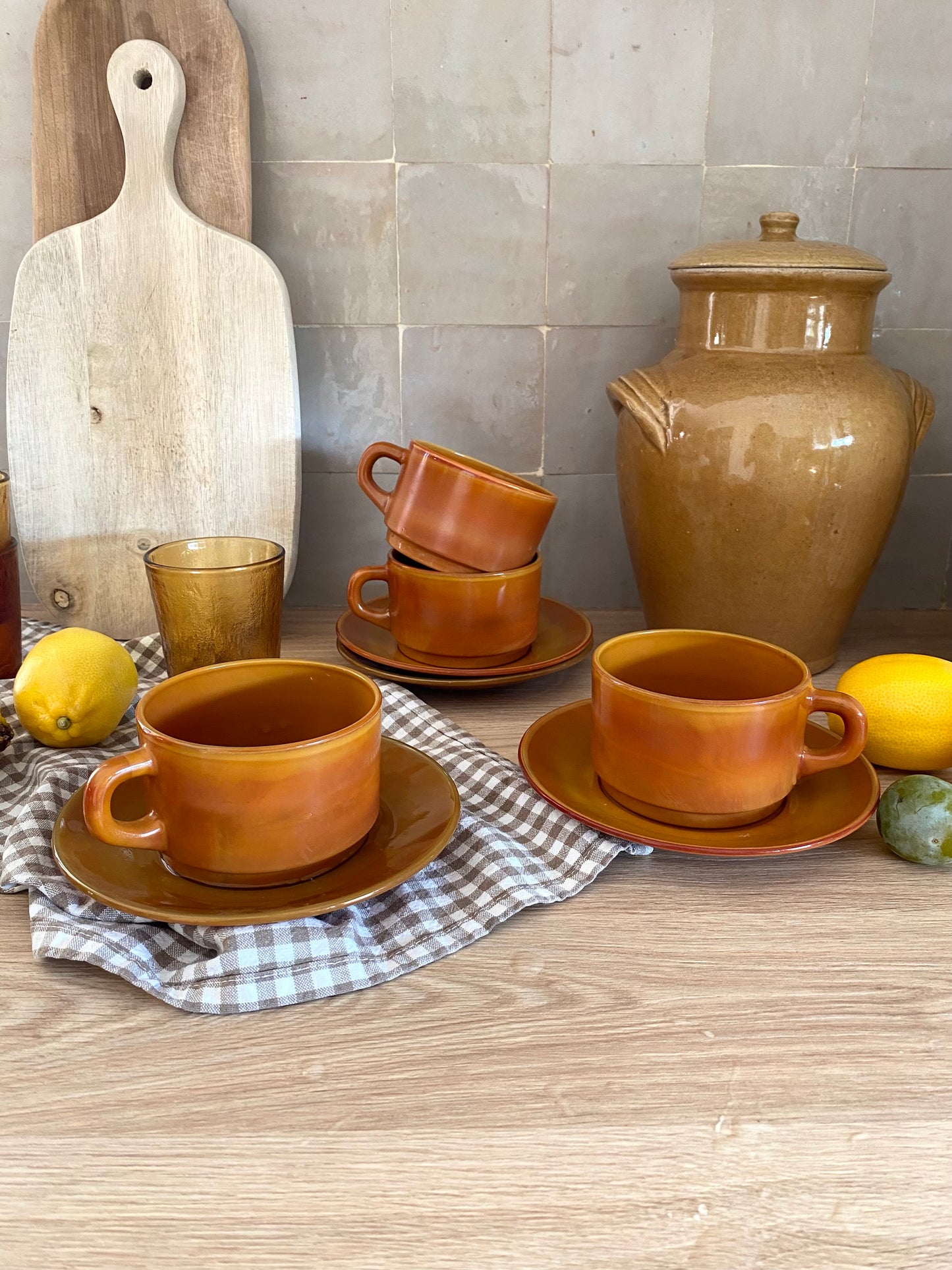 Lot de 4 tasses et soucoupes vintage en céramique caramel