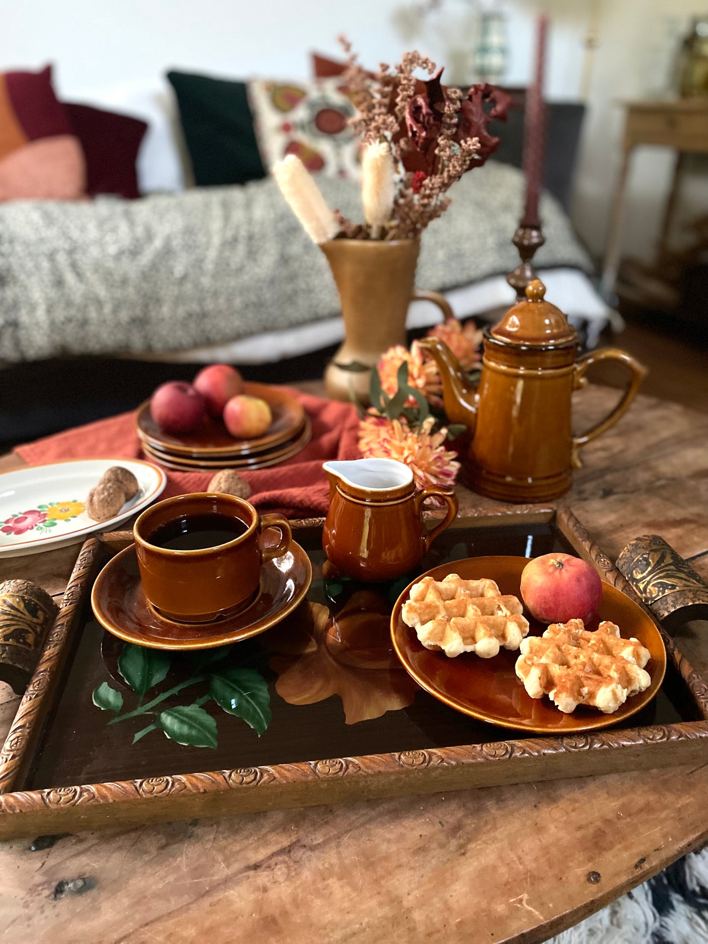 Tasse vintage et son petit pot à lait sur plateau en osier