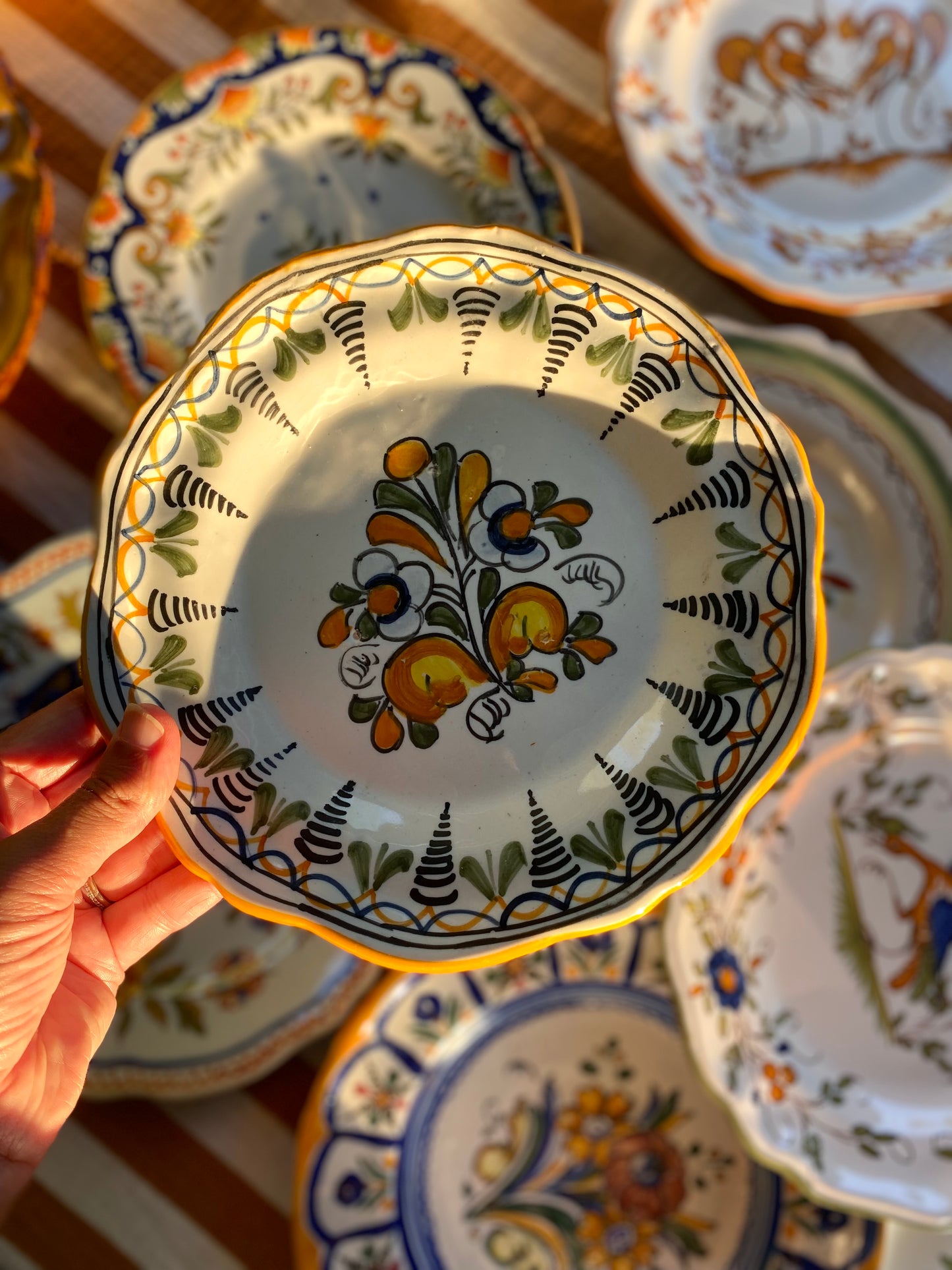 Service dépareillé de 11 assiettes en faïence peinte à la main