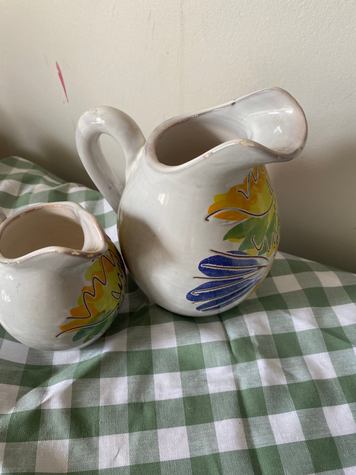 Duo de pichets en faïence peinte main - motif floral