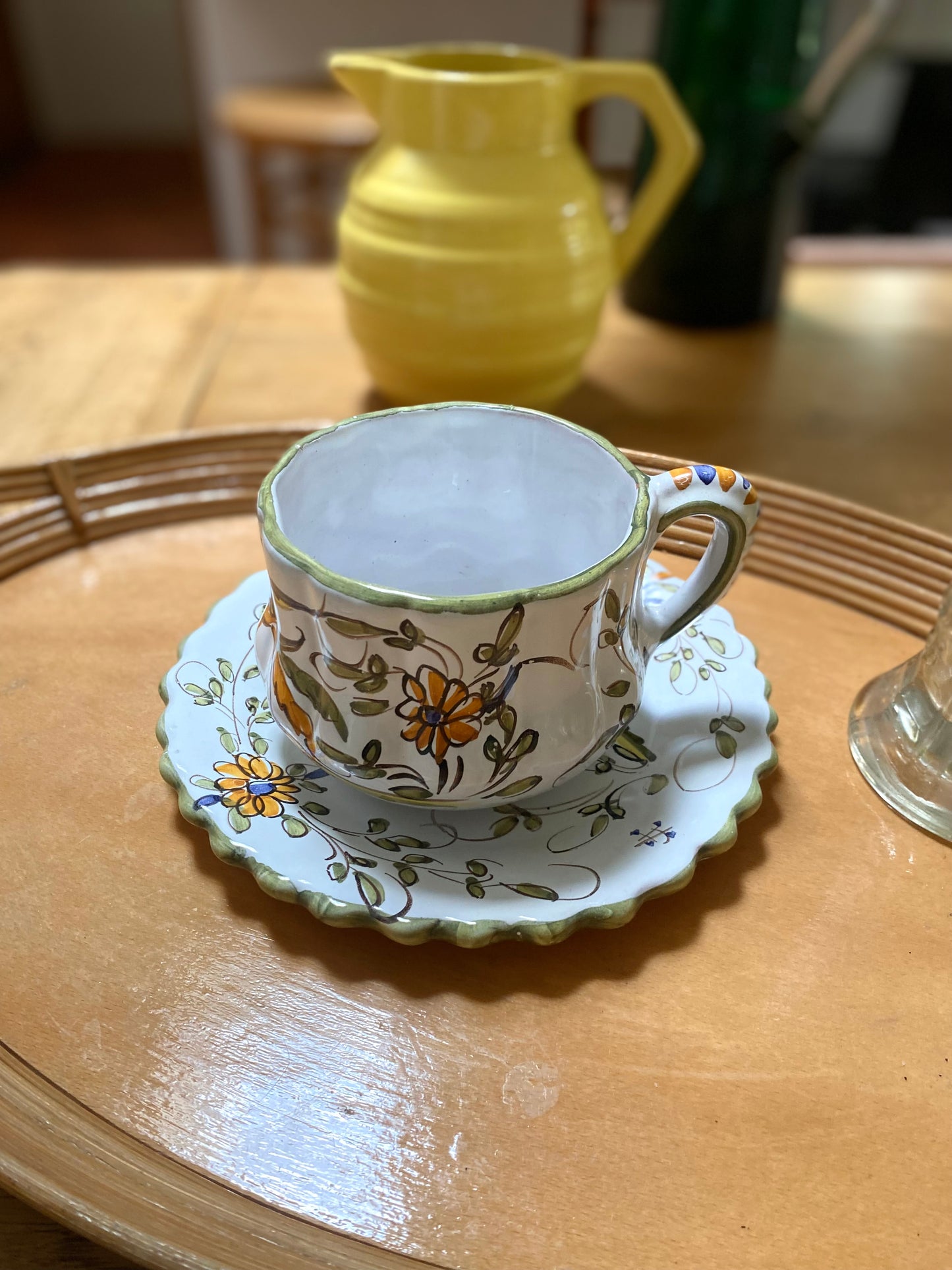 Grande tasse en céramique ancienne