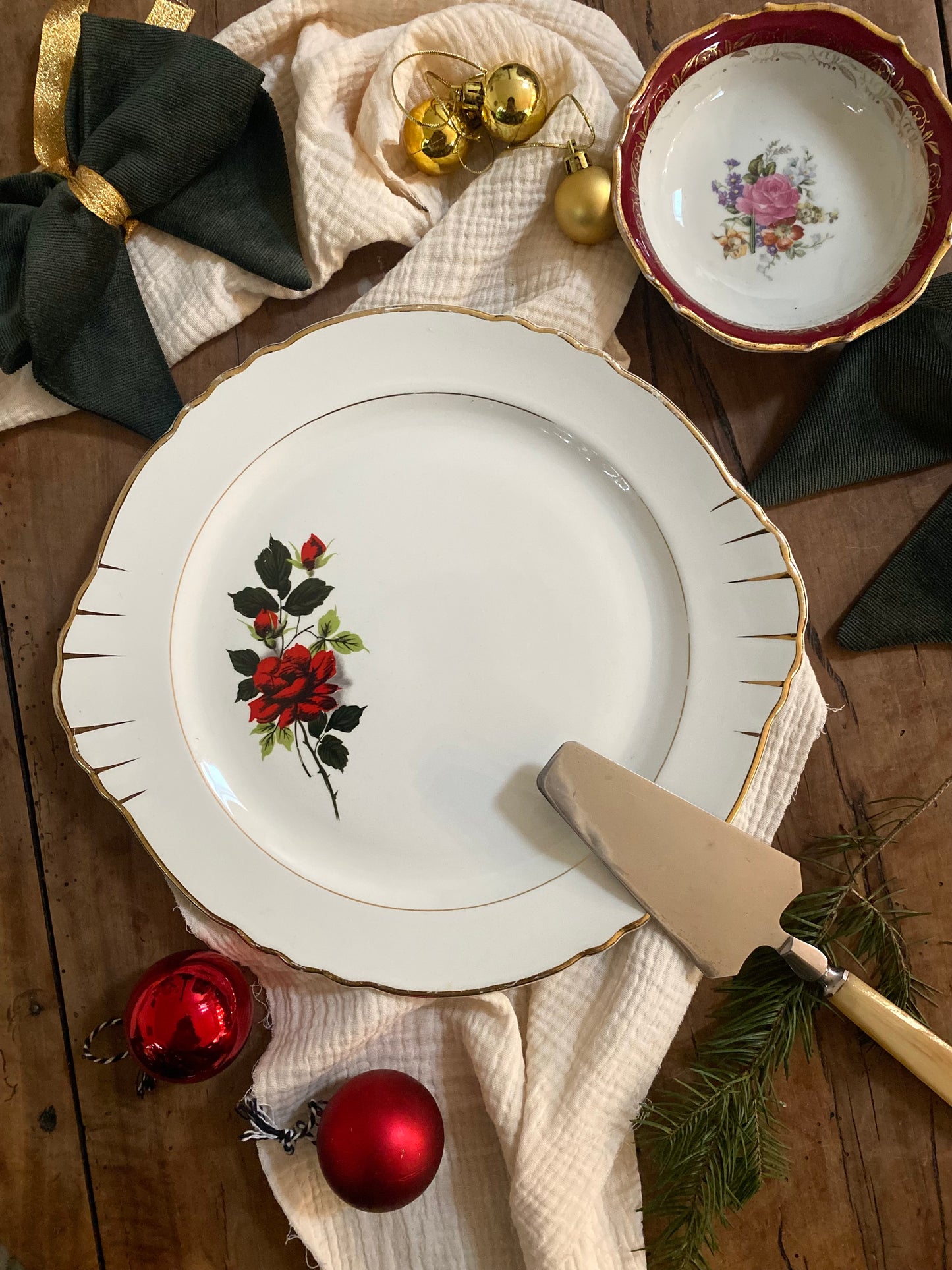 Plat de présentation en faïence ancienne