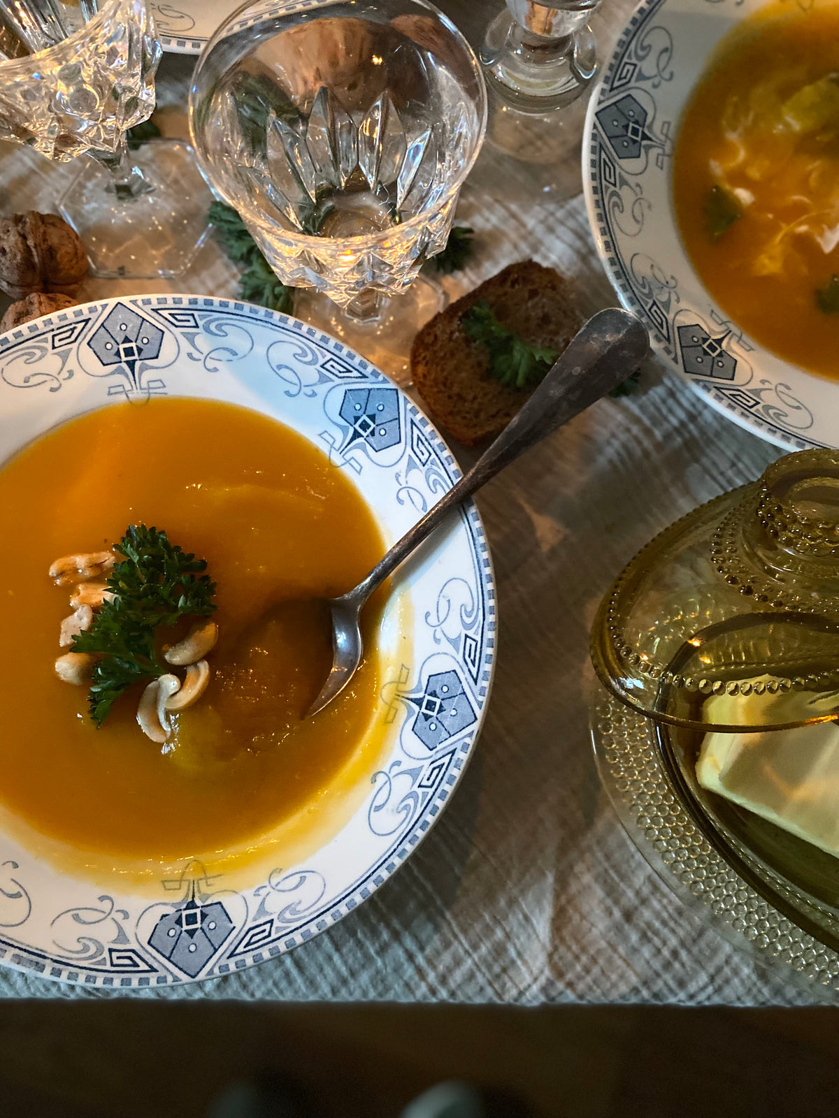 Assiettes creuses anciennes en Terre de fer