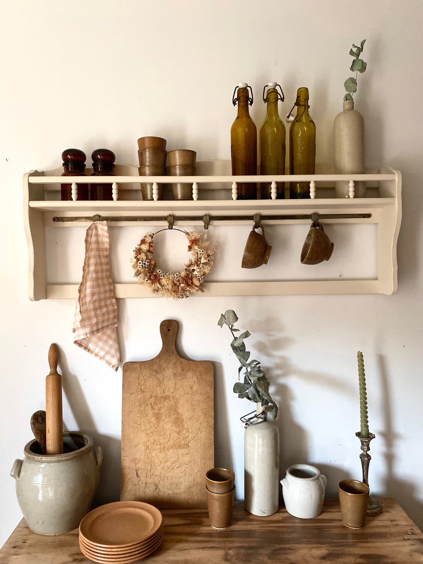 Étagère murale en bois ancien couleur crème