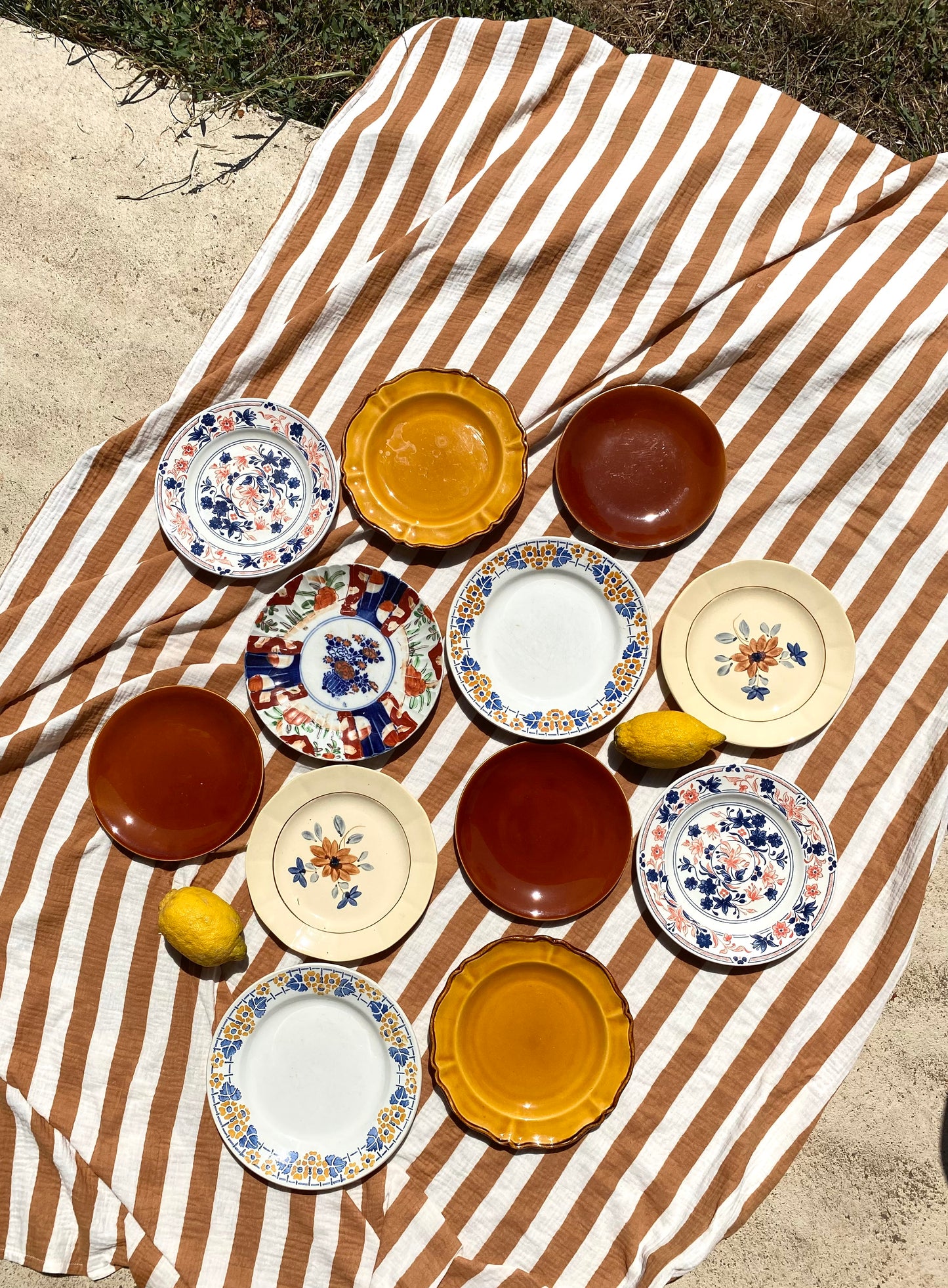 Ensemble de 12 assiettes anciennes dépareillées
