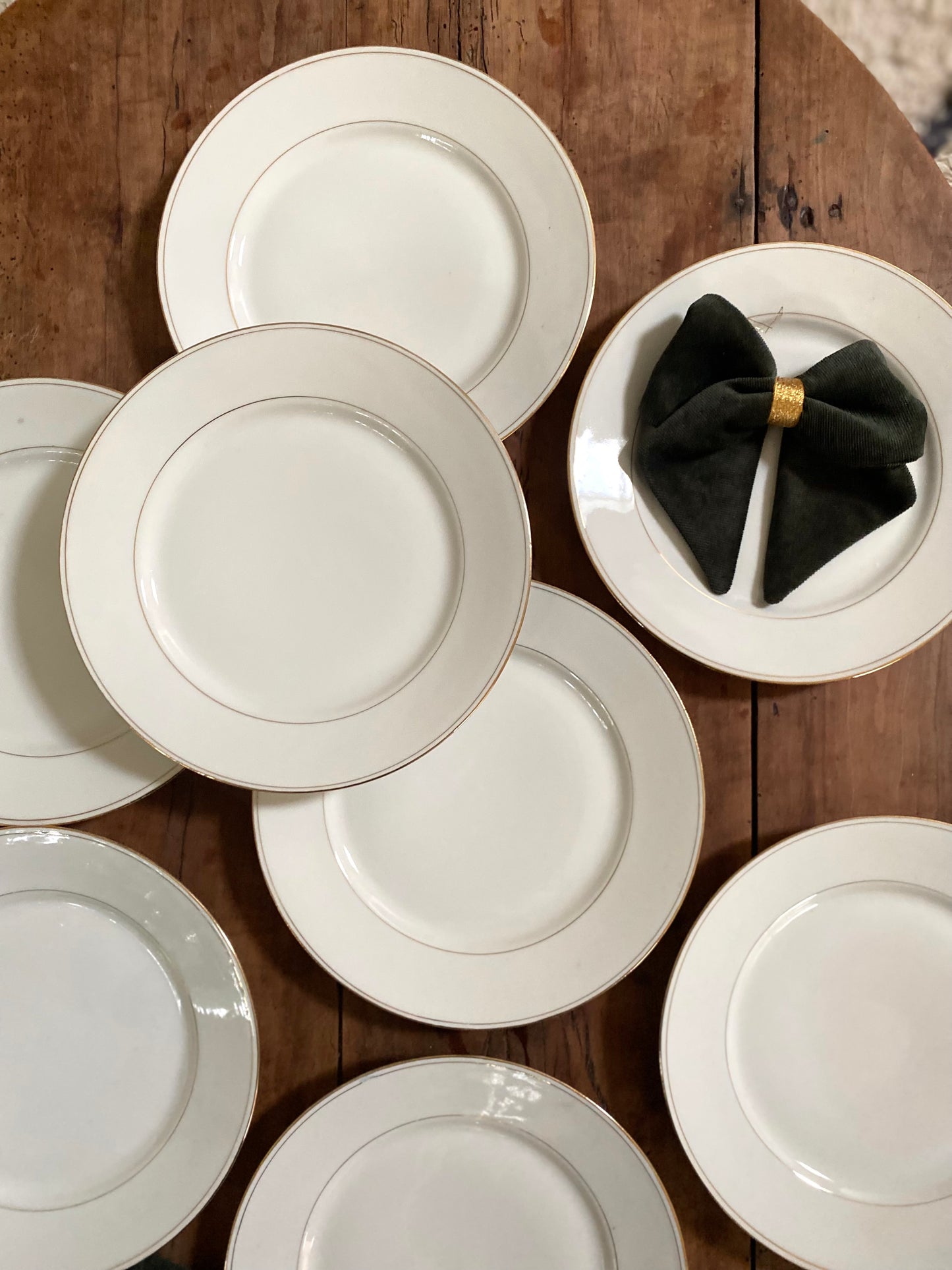 Assiettes plates en faïence ancienne