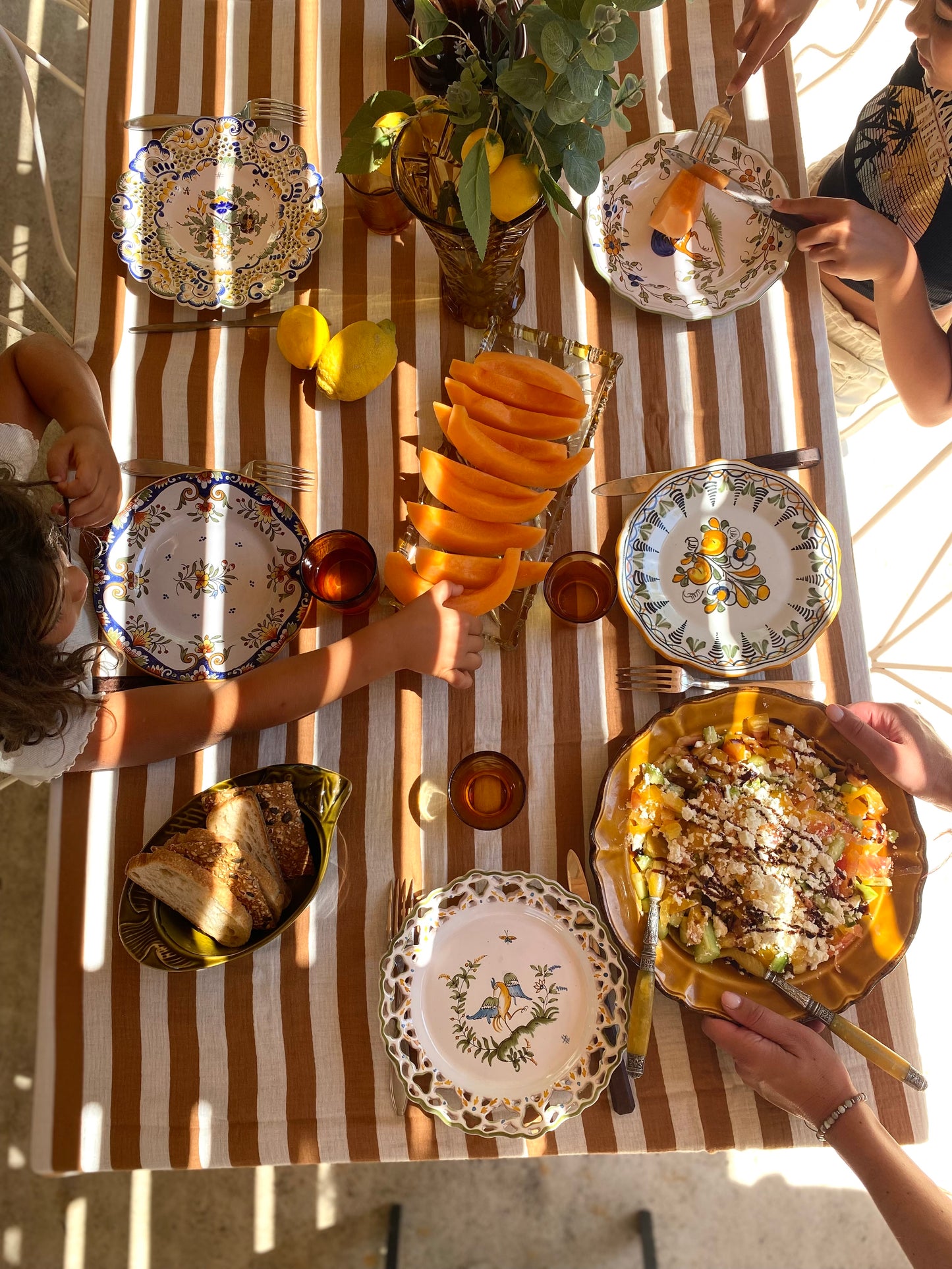 Service dépareillé de 11 assiettes en faïence peinte à la main