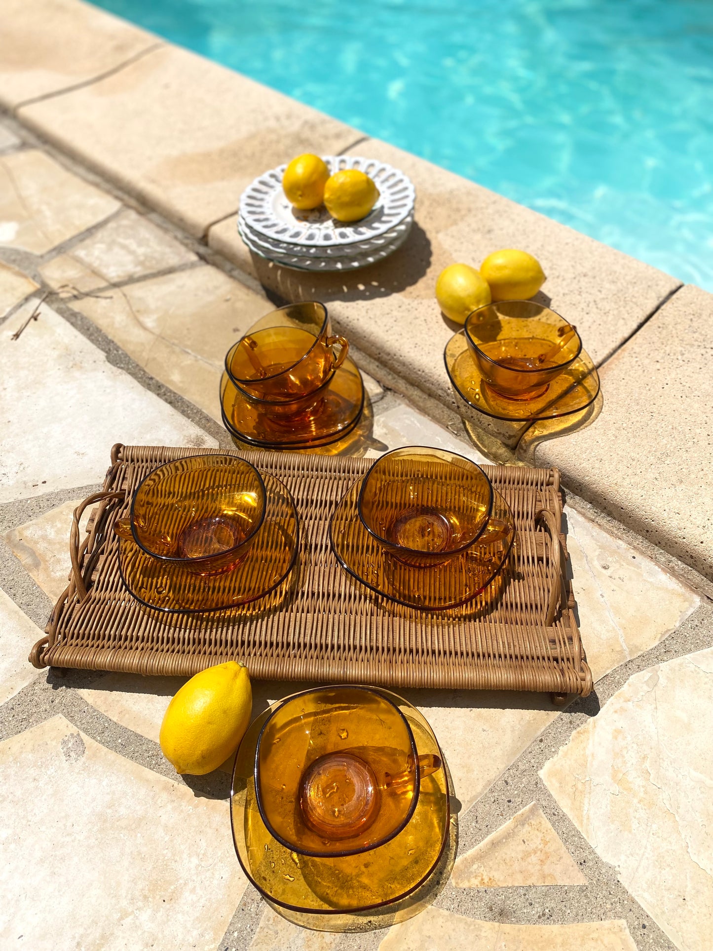 Tasses et soucoupes en verre ambré, plateau en osier