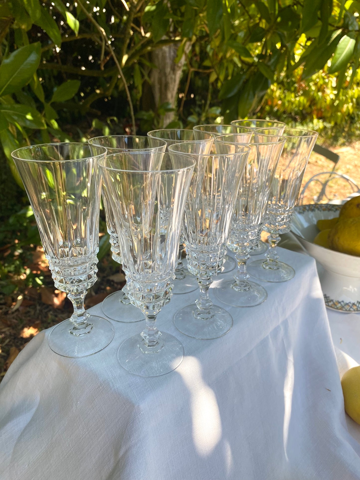 Service de 9 flûtes à champagne en cristal taillé, motif diamant.