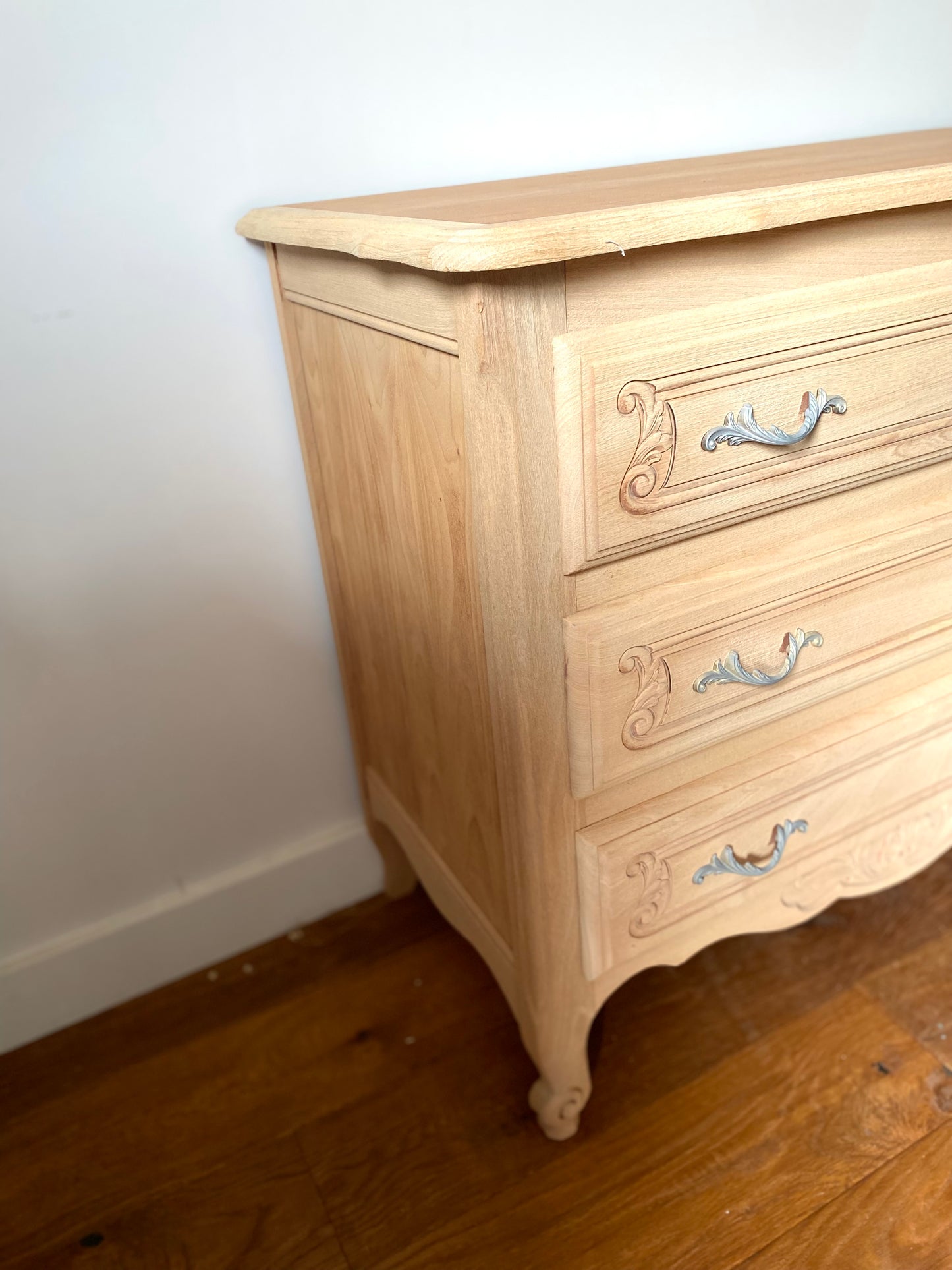 Commode de style à trois tiroirs en bois ancien rénové