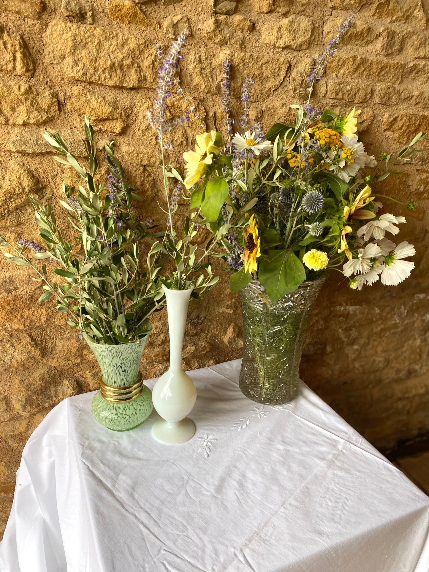 Vase soliflore en verre moucheté vert, bagues dorées —  années 60-70