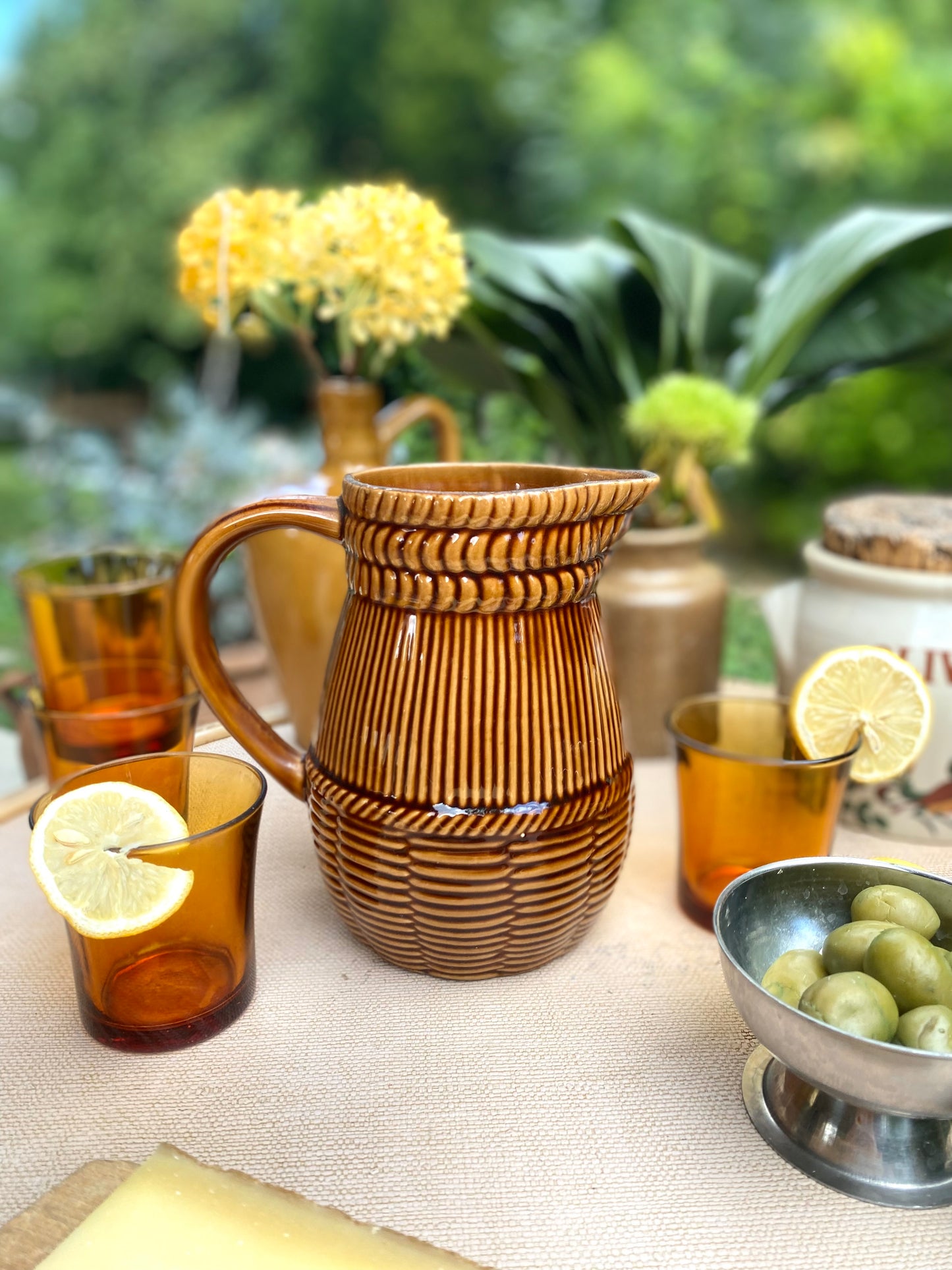 Pichet en céramique ancienne