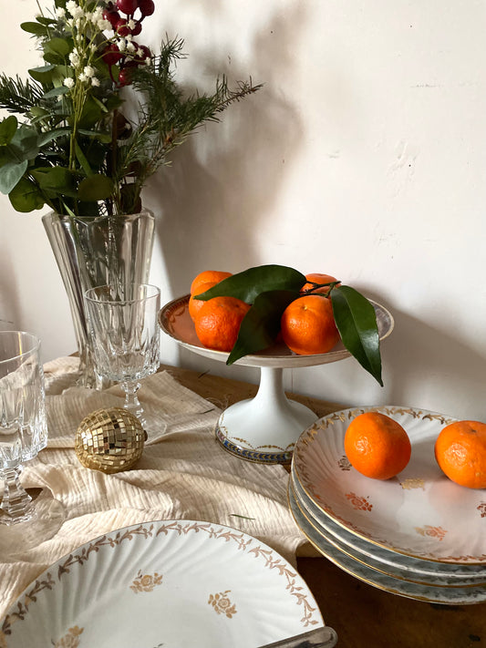 Plat sur pied en faïence ancienne