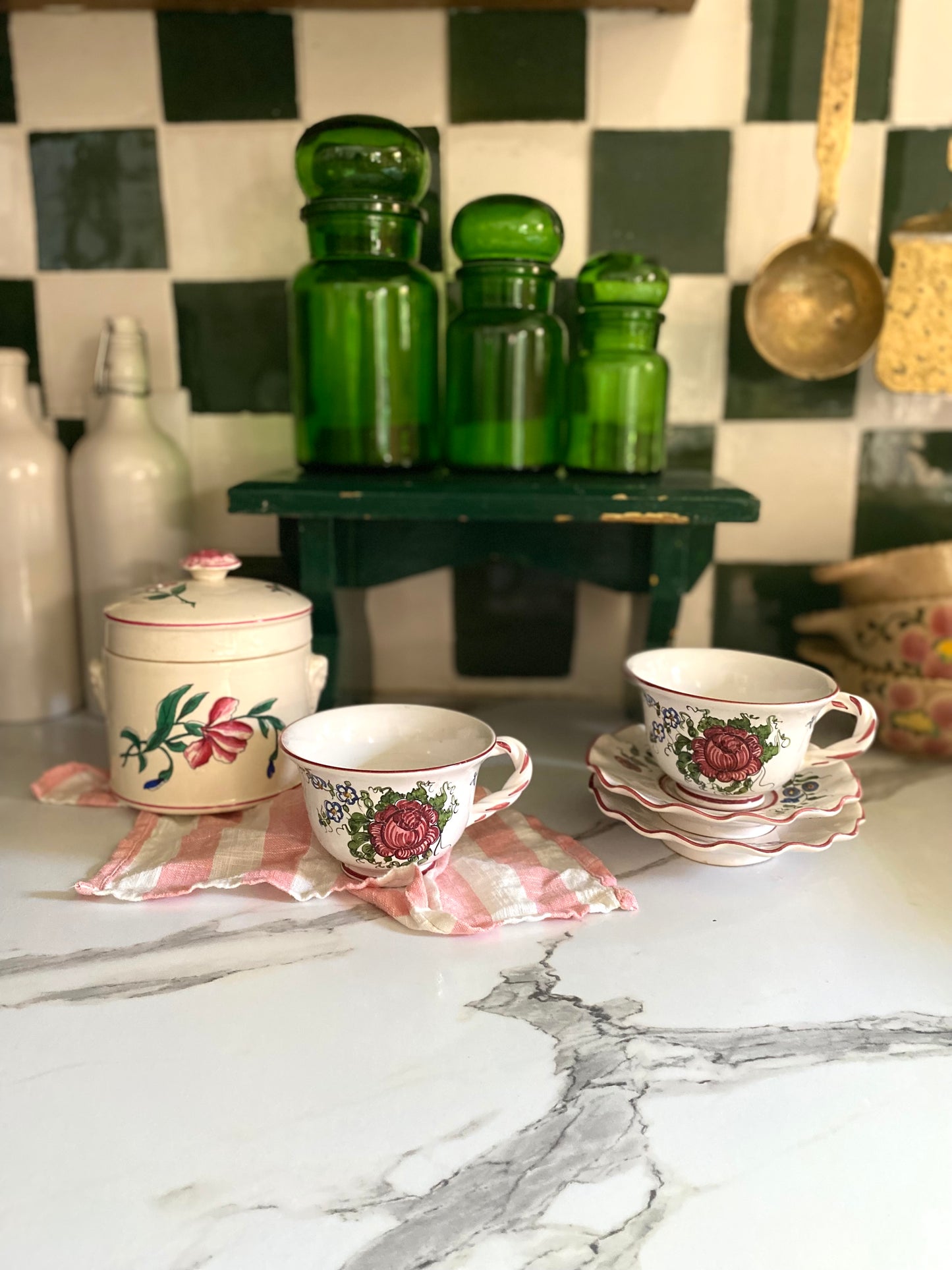 Duo de tasses en faïence ancienne