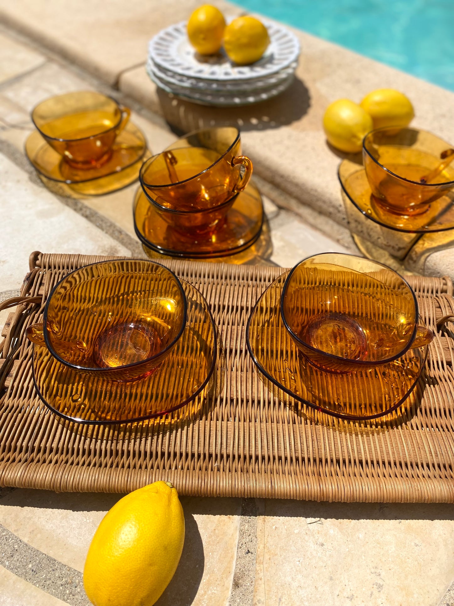 Tasses et soucoupes en verre ambré, plateau en osier