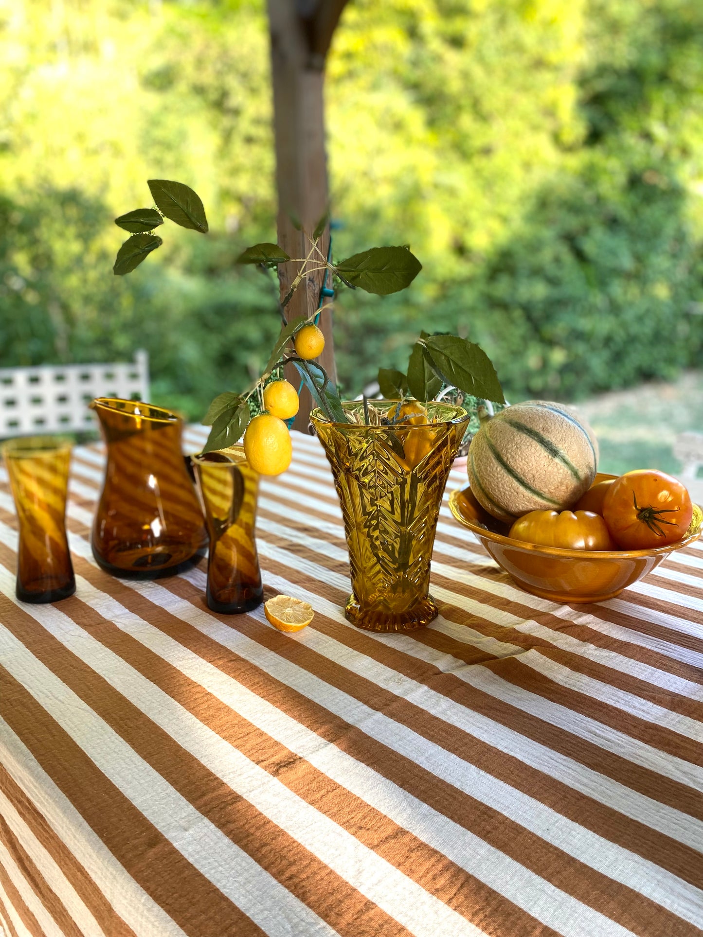 Vase en verre pressé ambré, années 70